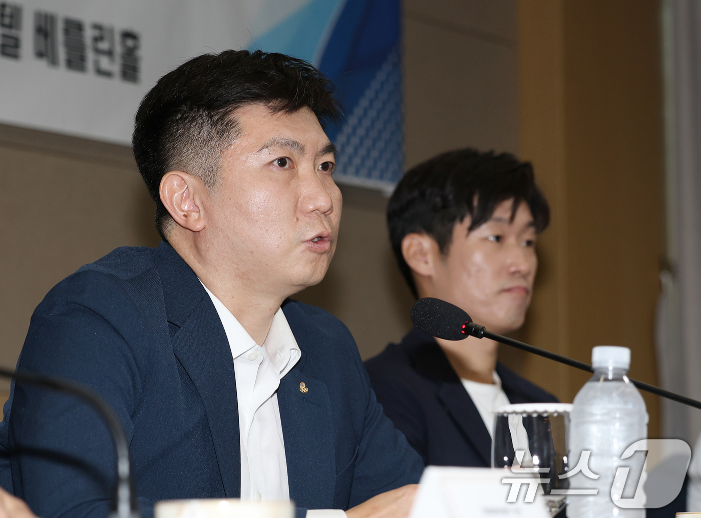 (서울=뉴스1) 안은나 기자 = 유승민 공동위원장(대한체육회장)이 6일 오후 서울 송파구 올림픽파크텔에서 열린 'K-축구혁신위원회' 출범식에서 모두발언을 하고 있다. (공동취재) …