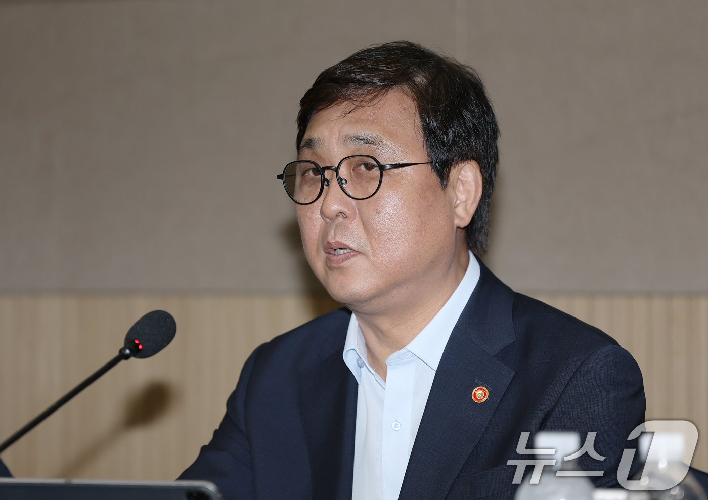 (서울=뉴스1) 안은나 기자 = 최휘영 문화체육관광부 장관이 6일 오후 서울 송파구 올림픽파크텔에서 열린 'K-축구혁신위원회' 출범식에서 모두발언을 하고 있다.(공동취재) 2026 …
