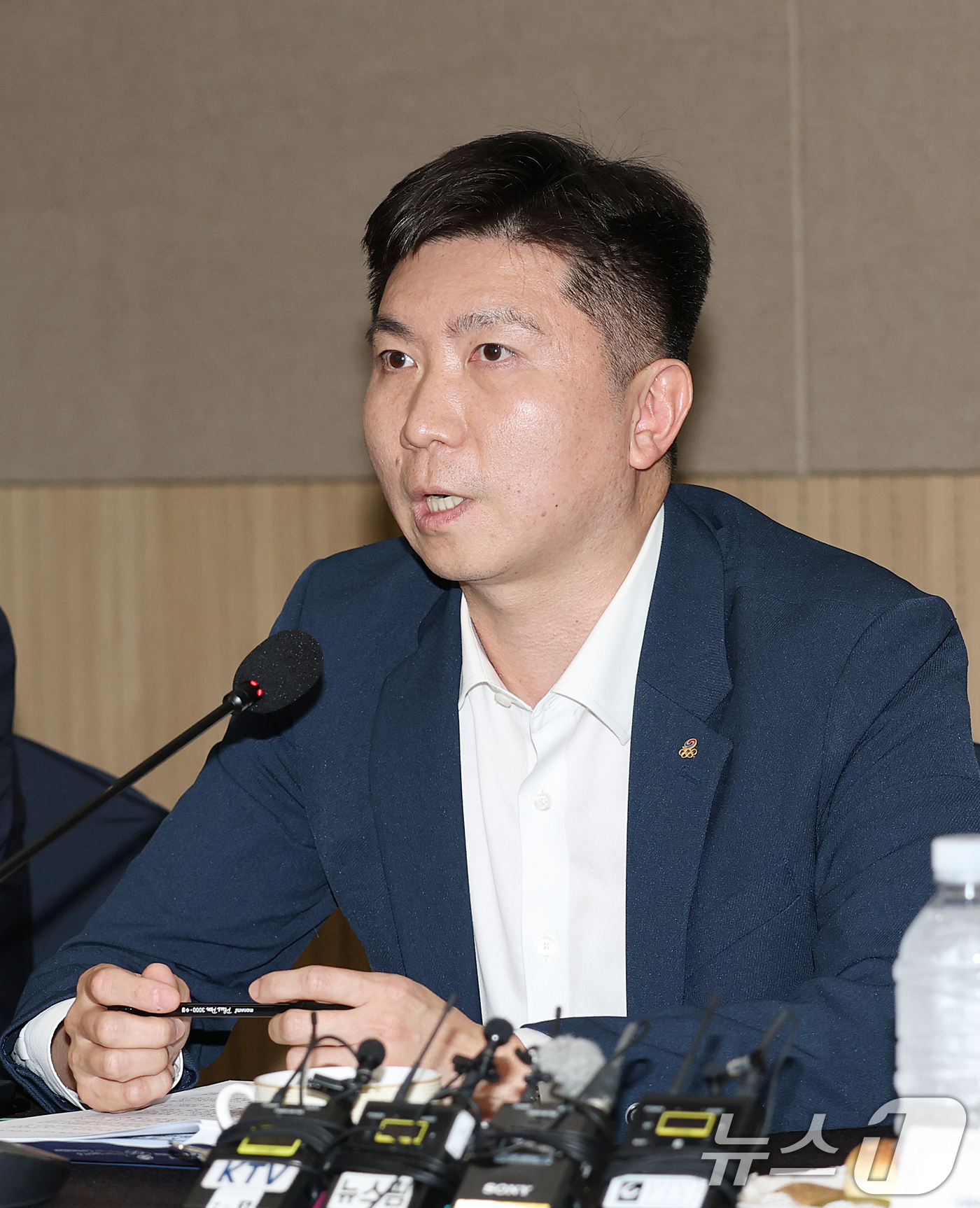 (서울=뉴스1) 안은나 기자 = 유승민 공동위원장(대한체육회장)이 6일 오후 서울 송파구 올림픽파크텔에서 열린 'K-축구혁신위원회' 출범식에서 모두발언을 하고 있다. (공동취재) …