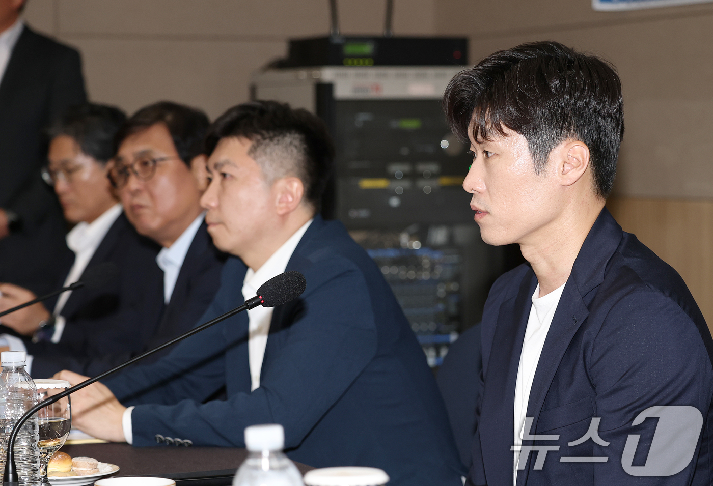 (서울=뉴스1) 안은나 기자 = 박지성 K-축구혁신위원회 공동위원장이 6일 오후 서울 송파구 올림픽파크텔에서 열린 'K-축구혁신위원회' 출범식에서 발언하고 있다. (공동취재) 20 …