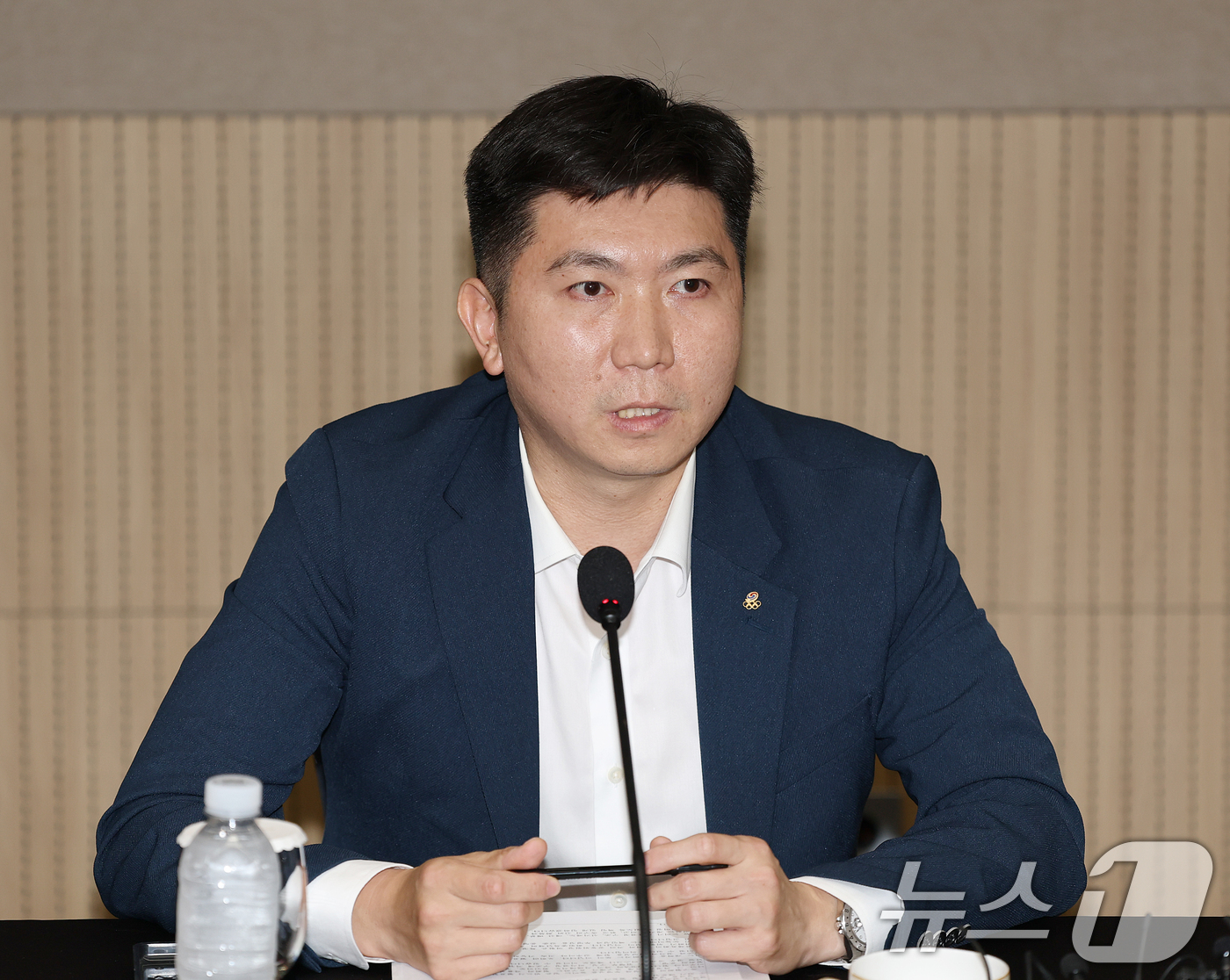 (서울=뉴스1) 안은나 기자 = 유승민 공동위원장(대한체육회장)이 6일 오후 서울 송파구 올림픽파크텔에서 열린 'K-축구혁신위원회' 출범식에서 모두발언을 하고 있다. (공동취재) …