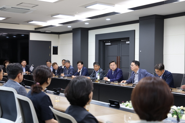 "부서 장벽 허문다"…장신상 횡성군수, 첫 주간 업무보고회 생중계로