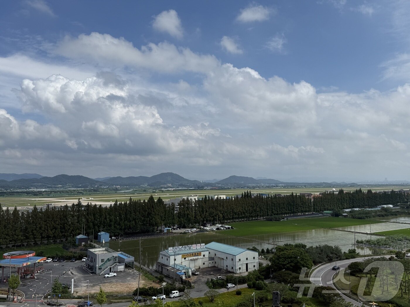 본문 이미지 - 광주 군공항 활주로와 주변 부지의 모습. 2026.7.6 ⓒ 뉴스1 김태성 기자