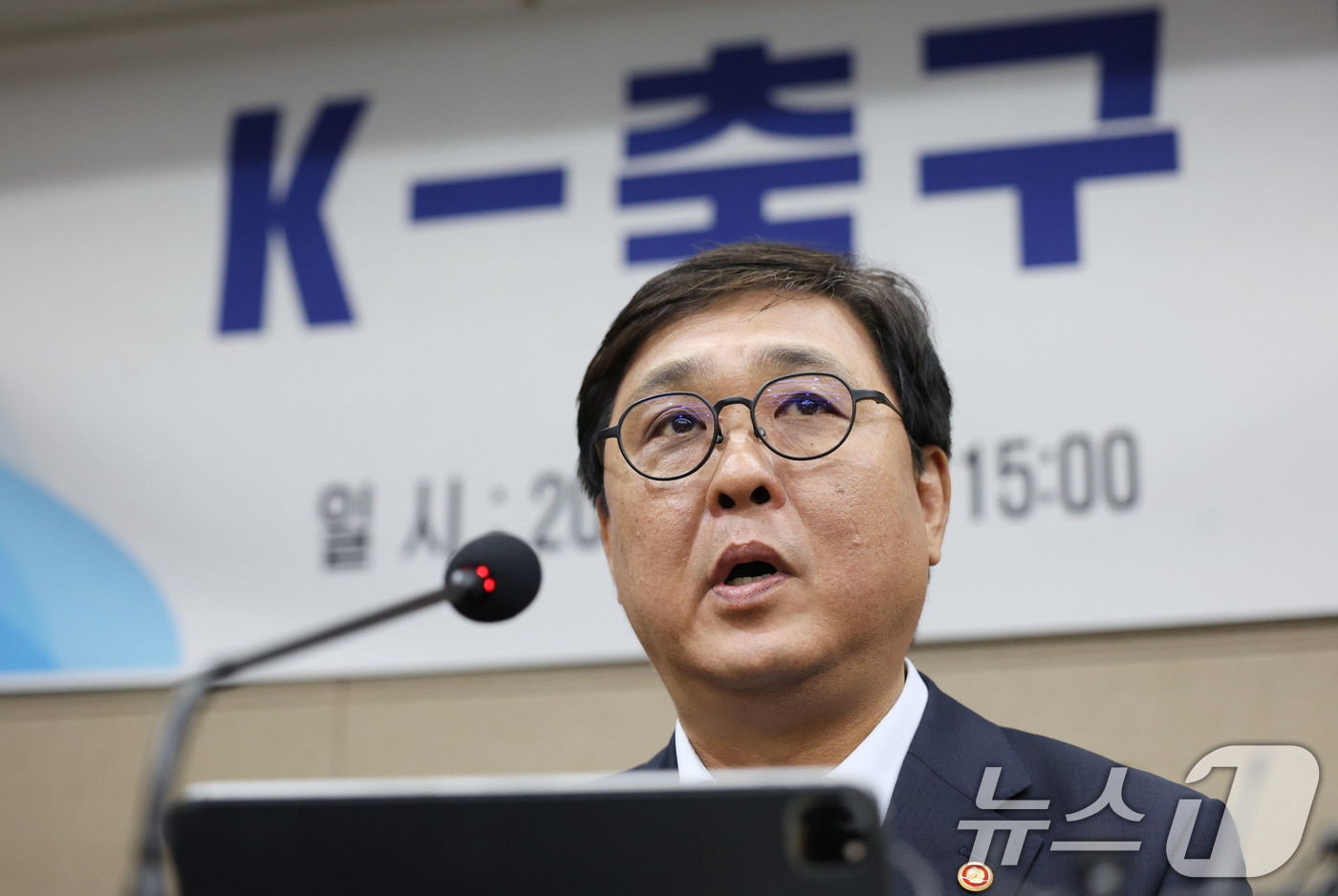 (서울=뉴스1) 안은나 기자 = 최휘영 문화체육관광부 장관이 6일 서울 송파구 올림픽파크텔에서 열린 K-축구 혁신위원회 출범식에서 모두발언을 하고 있다. (공동취재) 2026.7. …