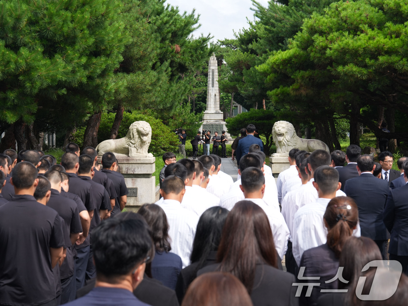 (전남광주=뉴스1) 김태성 기자 = 5·18민주화운동 조롱성 응원으로 논란을 빚은 서울 배재고 야구부원과 교사, 일부 학부모 등 80여 명이 6일 광주제일고에 사과 방문해 학생탑에 …