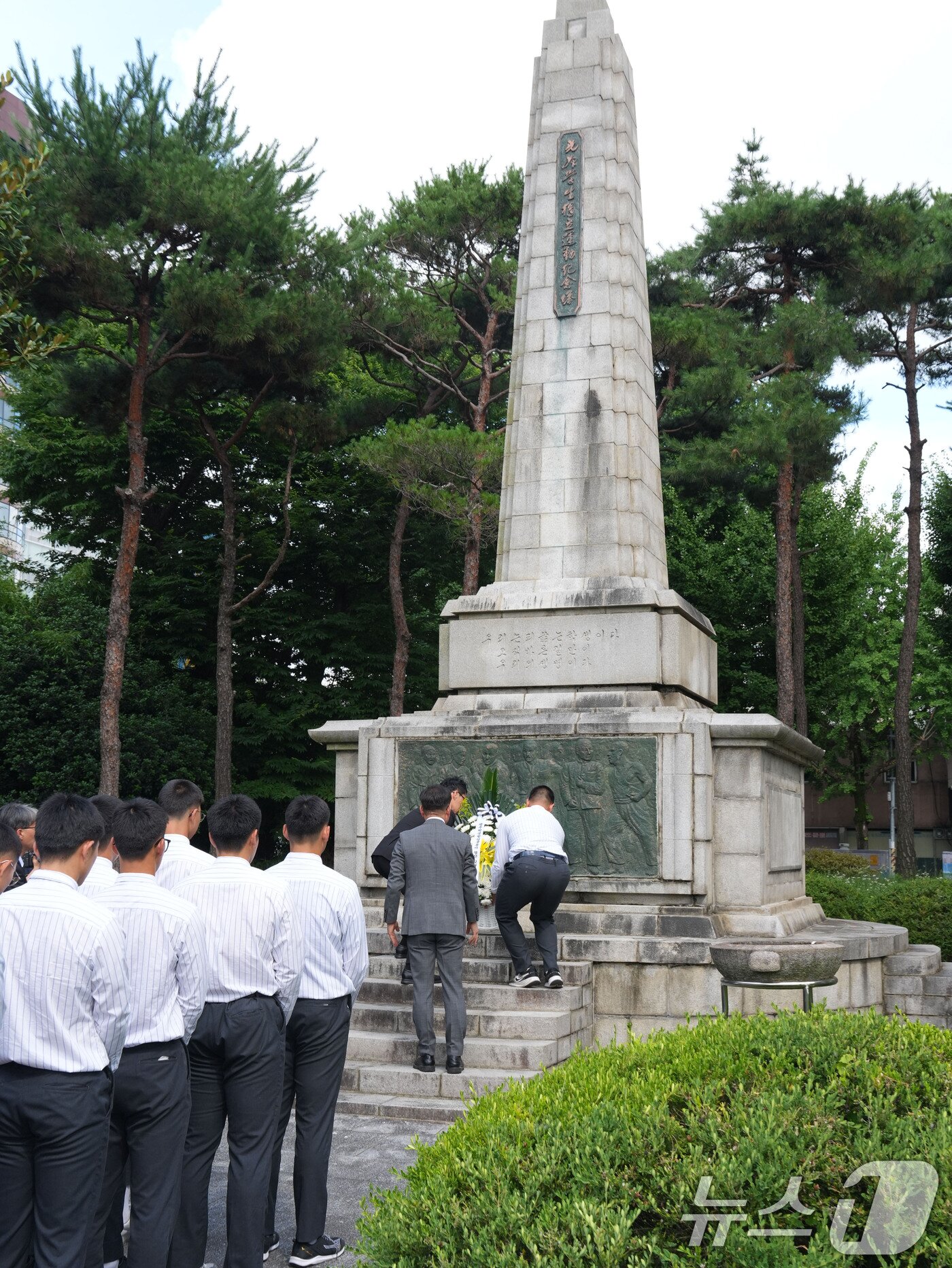 본문 이미지 - 5·18민주화운동 조롱성 응원으로 논란을 빚은 서울 배재고 야구부원과 교사, 일부 학부모 80여 명이 6일 광주제일고에 사과 방문해 학생탑에 참배하고 있다. 2026.7.6 ⓒ 뉴스1 김태성 기자