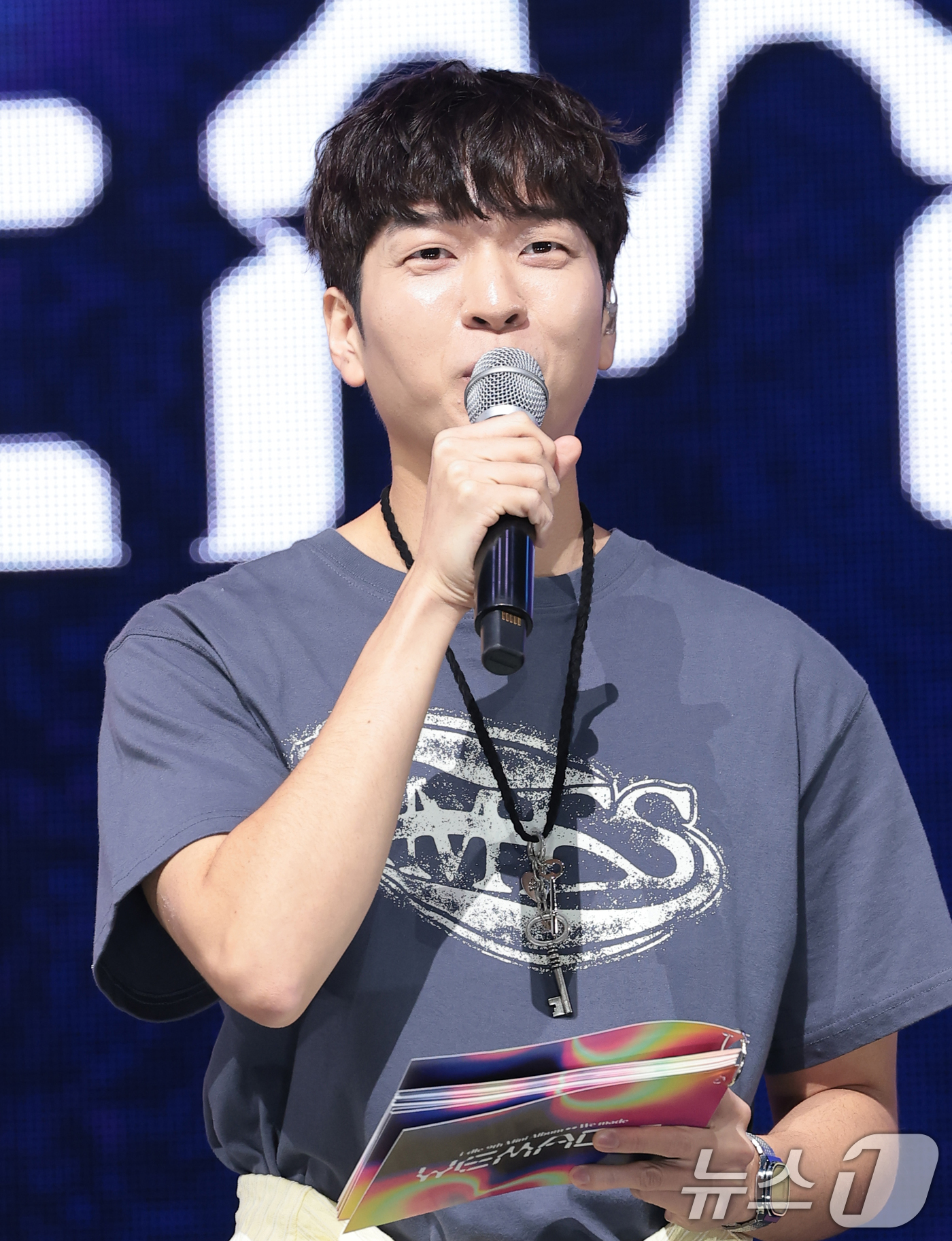 (서울=뉴스1) 권현진 기자 = 방송인 유재필이 6일 서울 광진구 예스24라이브홀에서 열린 그룹 아이들 아홉 번째 미니 앨범  '위 메이드'(We made) 발매 쇼케이스에서 진행 …