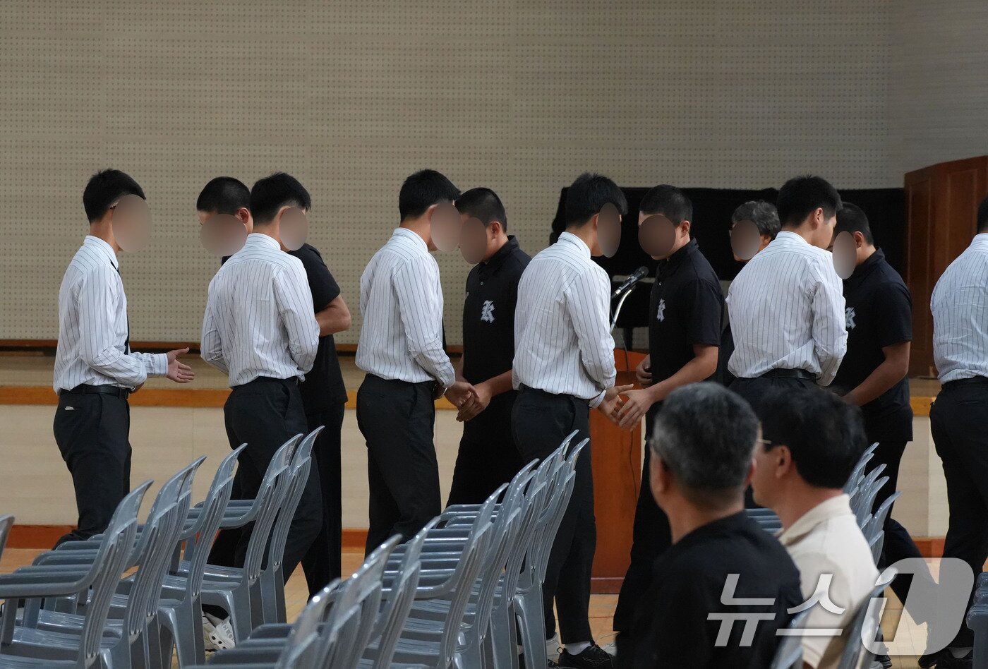 본문 이미지 - 5·18민주화운동 조롱성 응원으로 논란을 빚은 서울 배재고 야구부원들이 6일 광주제일고에 사과 방문해 광주제일고 야구부원들과 악수를 나누고 있다. 2026.7.6 ⓒ 뉴스1 김태성 기자