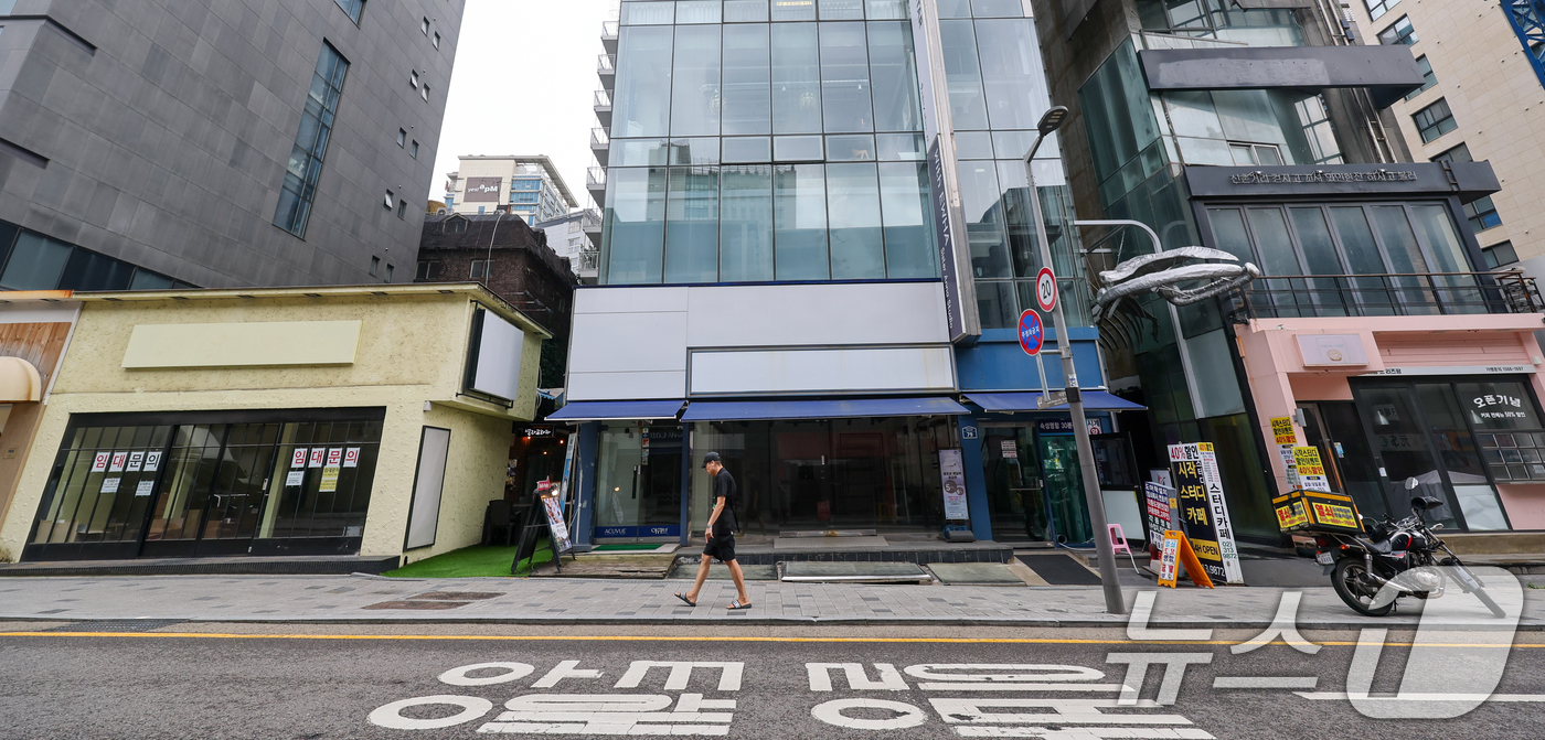 (서울=뉴스1) 안은나 기자 = 6일 서울 서대문구 이화여대길의 건물 3곳 1층이 비어 있다.이날 국세청 국세통계에 따르면 지난해 12월 31일 기준 가동사업자는 1032만 140 …