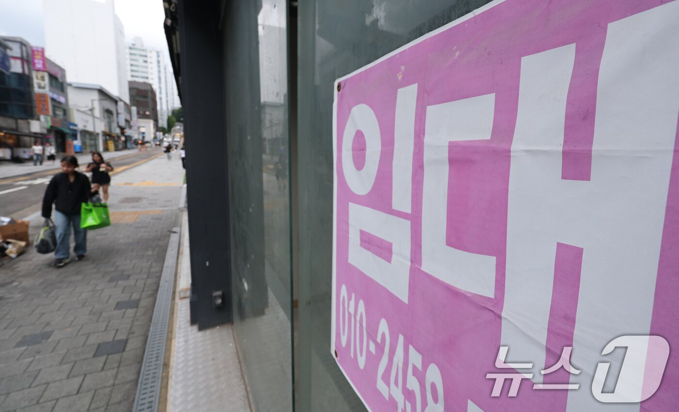 본문 이미지 - 6일 서울 서대문구 이화여대길의 한 건물에 임대 문구가 붙어 있다. 이날 국세청 국세통계에 따르면 지난해 12월 31일 기준 가동사업자는 1032만 1407명으로, 2005년 이후 가장 낮은 증가율(1.7%)을 기록했다. 증가세 둔화에는 창업 감소 및 폐업 증가가 영향을 미쳤다. 신규 사업자 대비 폐업자 비율은 83.5%로 2013년 84.0% 이후 12년 만에 가장 높았다. 2026.7.6 ⓒ 뉴스1 안은나 기자