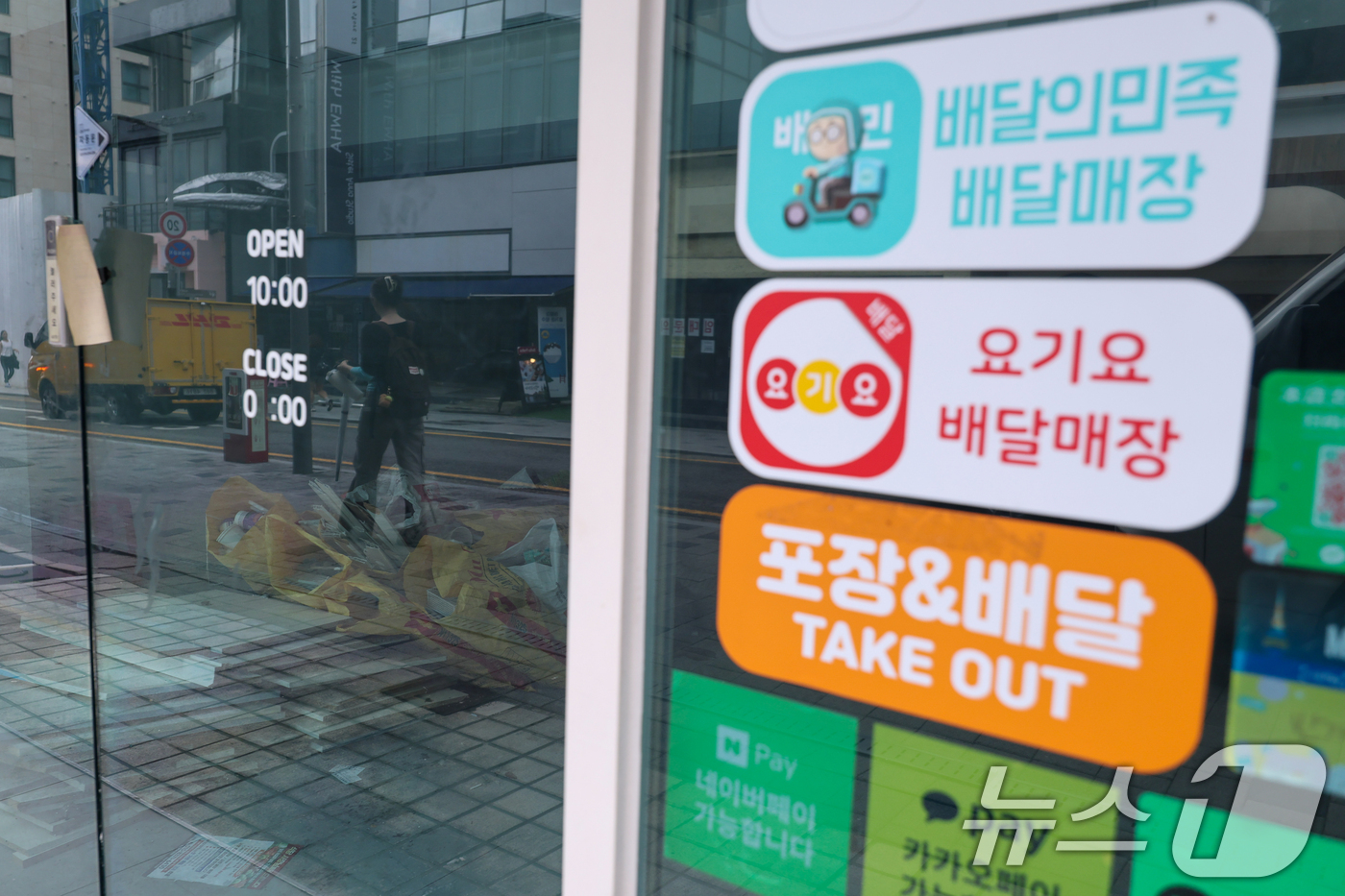 (서울=뉴스1) 안은나 기자 = 6일 서울 서대문구 이화여대길의 한 음식점이 비어 있다.이날 국세청 국세통계에 따르면 지난해 12월 31일 기준 가동사업자는 1032만 1407명으 …