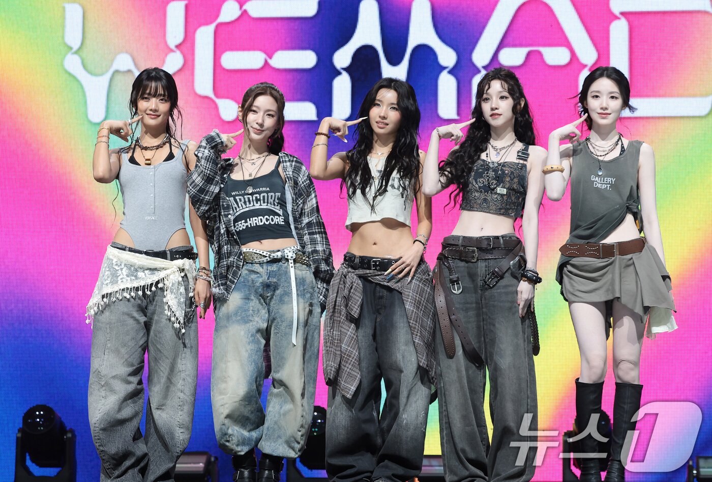 본문 이미지 - 아이들(i-dle)의 민니(왼쪽부터)와 미연, 소연, 우기, 슈화가 6일 서울 광진구 예스24라이브홀에서 가진 아홉 번째 미니 앨범 '위 메이드'(We made) 발매 쇼케이스에서 포즈를 취하고 있다. 2026.7.6 ⓒ 뉴스1 권현진 기자