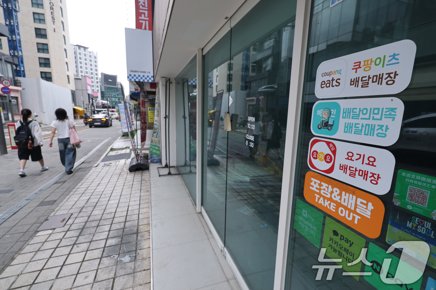 (서울=뉴스1) 안은나 기자 = 6일 서울 서대문구 이화여대길의 한 음식점이 비어 있다.이날 국세청 국세통계에 따르면 지난해 12월 31일 기준 가동사업자는 1032만 1407명으 …