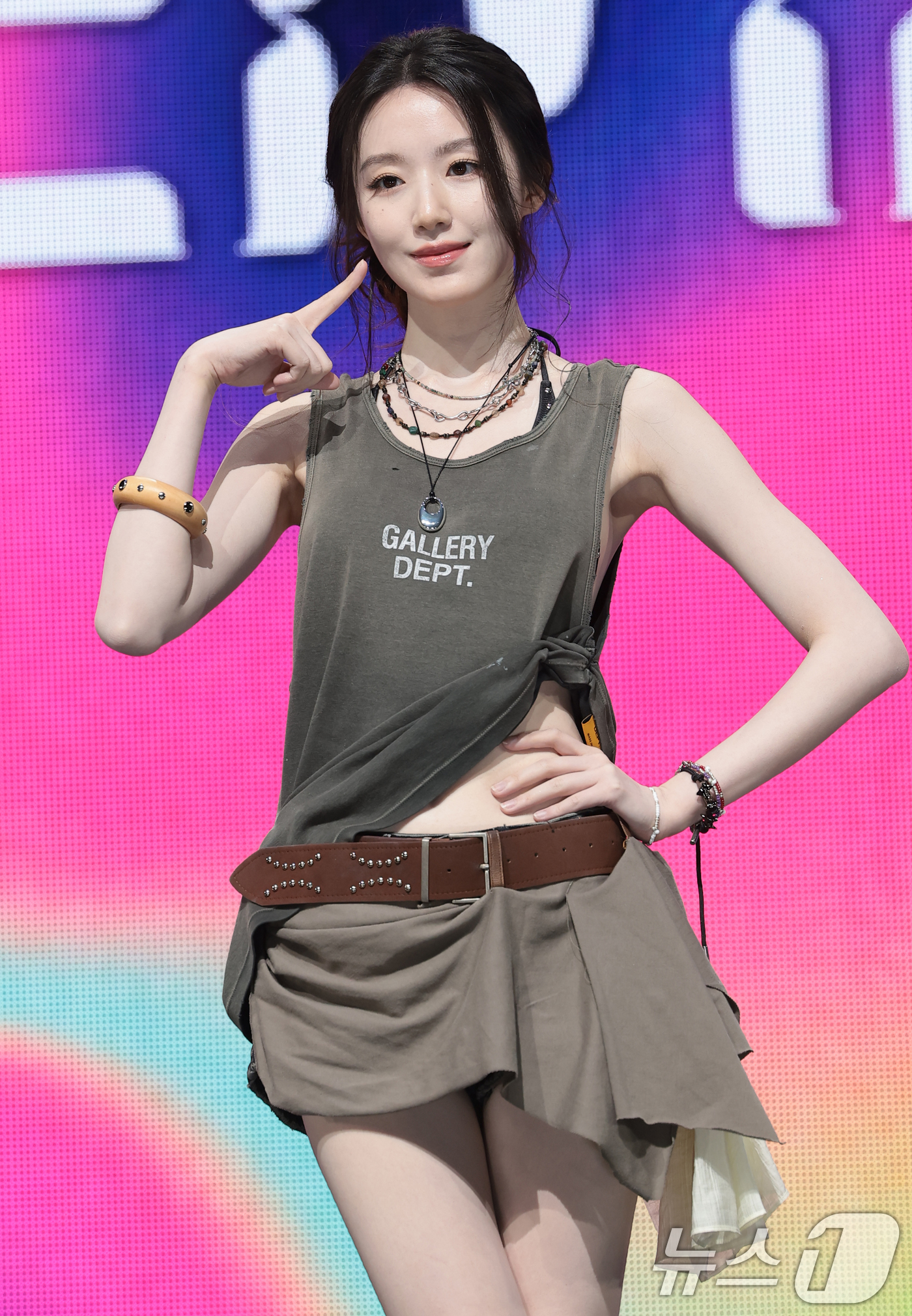 (서울=뉴스1) 권현진 기자 = 아이들(i-dle)의 슈화가 6일 서울 광진구 예스24라이브홀에서 가진 아홉 번째 미니 앨범  '위 메이드'(We made) 발매 쇼케이스에서 포즈 …