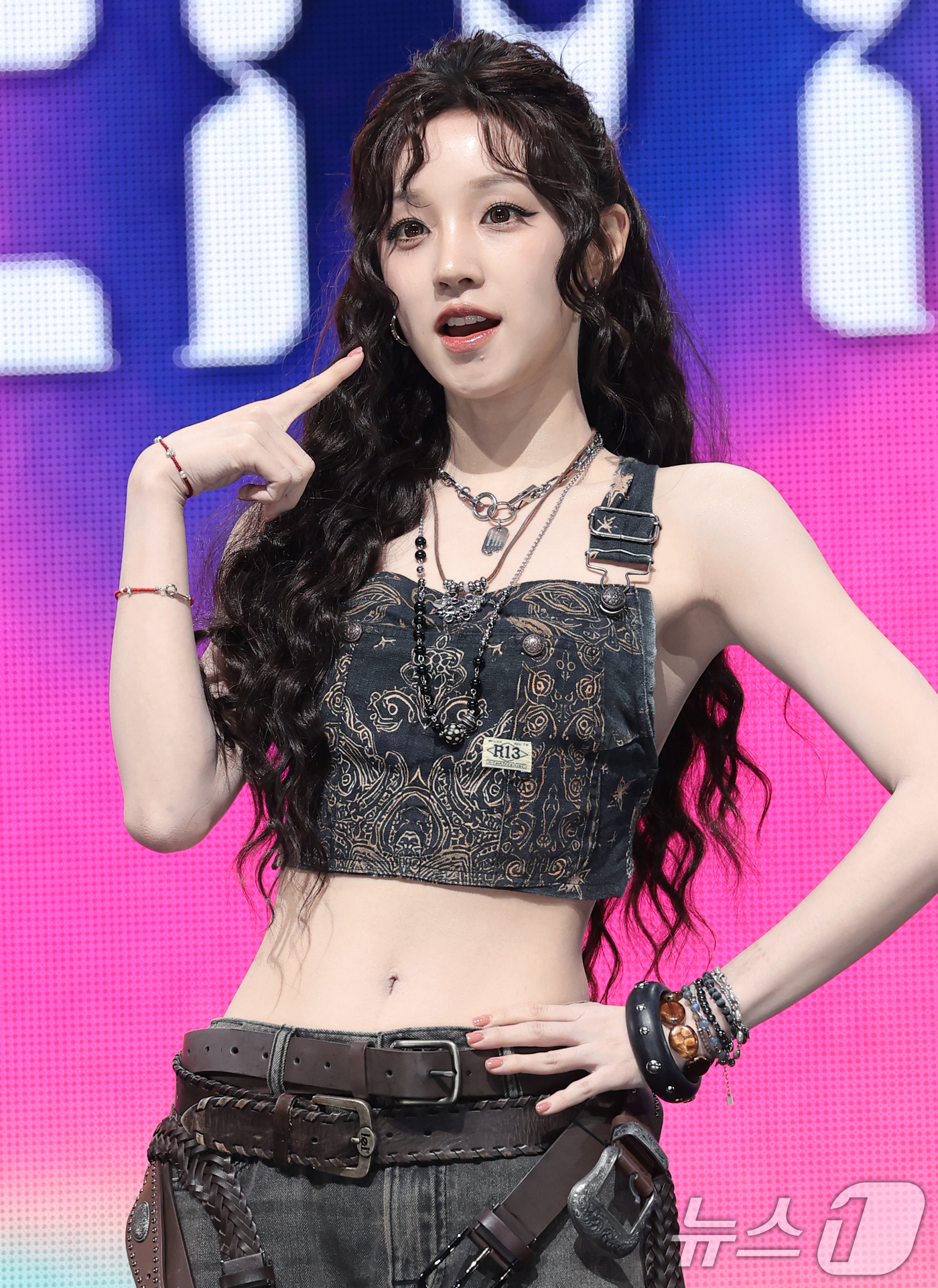 (서울=뉴스1) 권현진 기자 = 아이들(i-dle)의 우기가 6일 서울 광진구 예스24라이브홀에서 가진 아홉 번째 미니 앨범  '위 메이드'(We made) 발매 쇼케이스에서 포즈 …