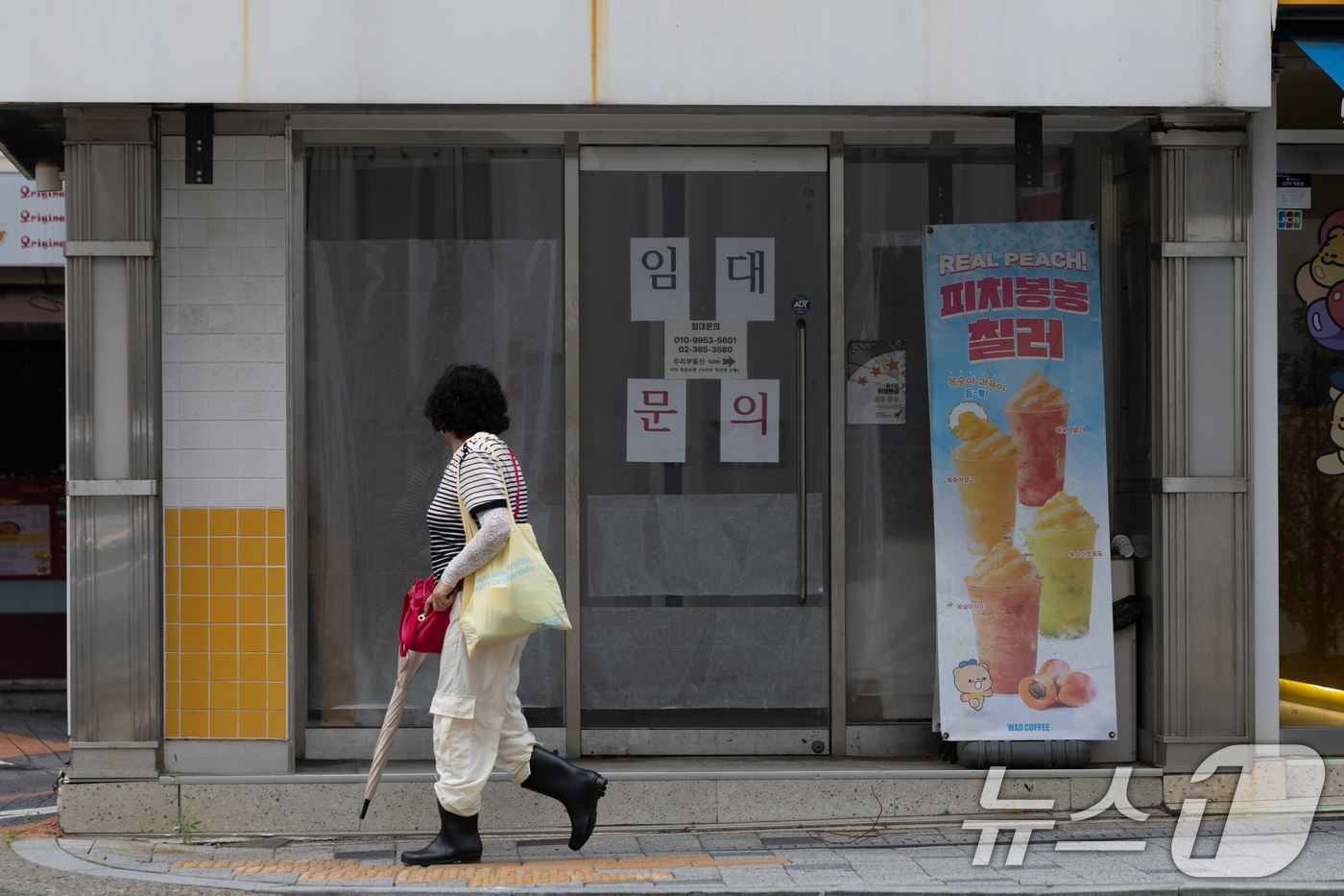 (서울=뉴스1) 안은나 기자 = 6일 서울 서대문구 이화여대길의 한 건물에 '임대문의' 안내문이 붙어 있다.이날 국세청 국세통계에 따르면 지난해 12월 31일 기준 가동사업자는 1 …