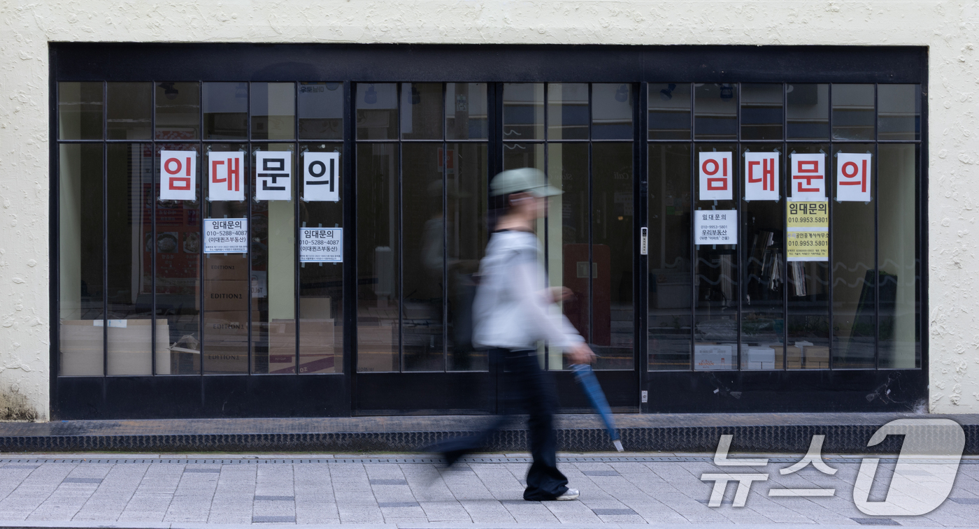 (서울=뉴스1) 안은나 기자 = 6일 서울 서대문구 이화여대길의 한 건물에 '임대문의' 안내문이 붙어 있다.이날 국세청 국세통계에 따르면 지난해 12월 31일 기준 가동사업자는 1 …