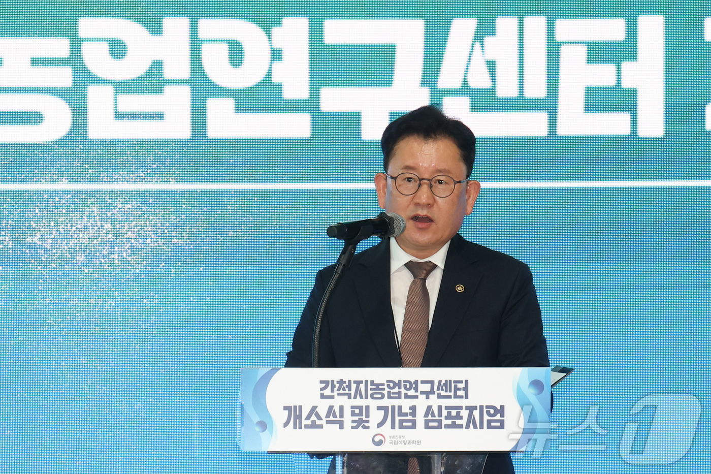 (서울=뉴스1) = 이승돈 농촌진흥청장이 6일 전북 김제시 새만금 농생명용지에 조성된 농촌진흥청 국립식량과학원 간척지농업연구센터 개소식에 참석해 인사말을 하고 있다. (농촌진흥청 …