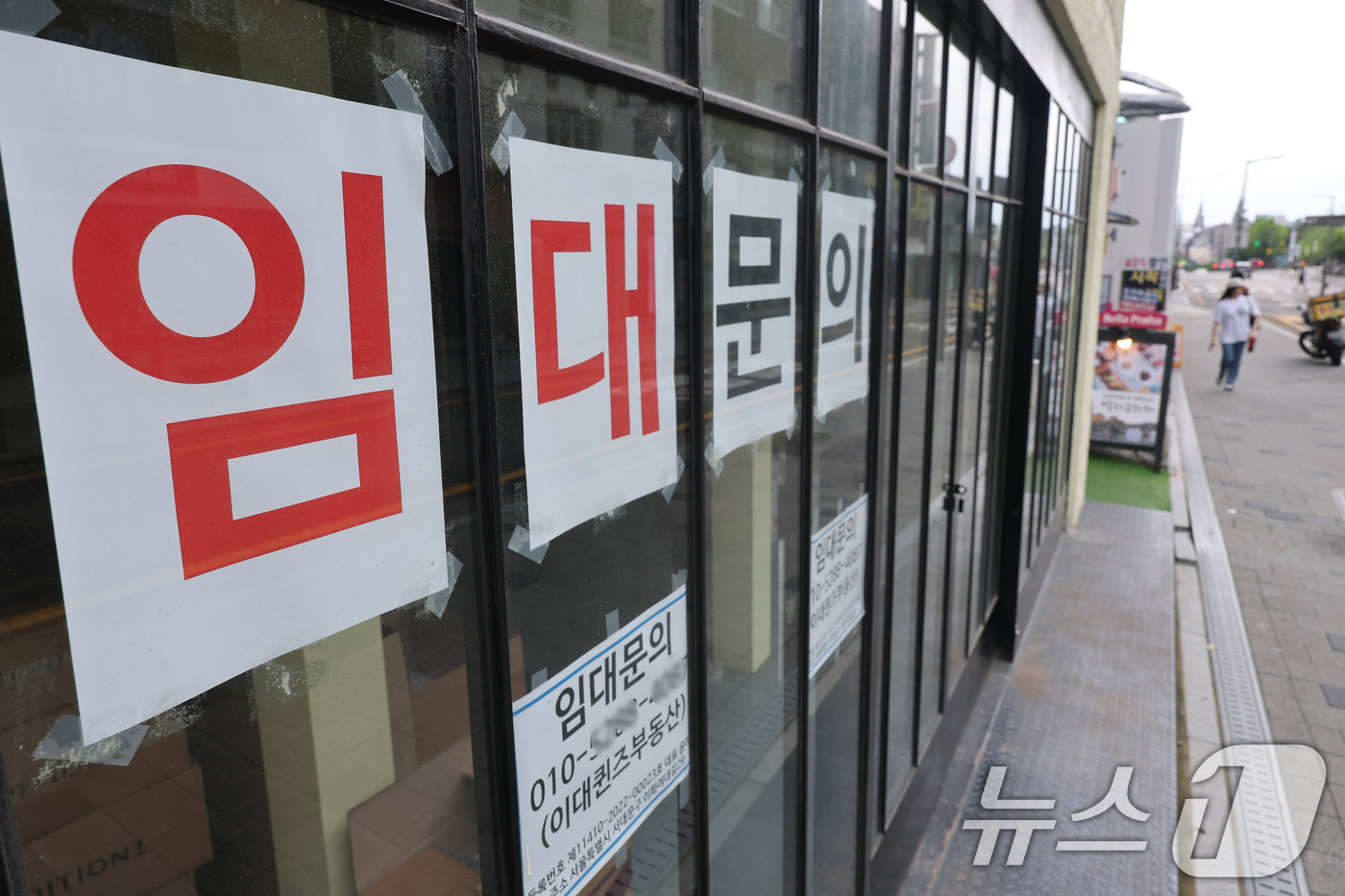 (서울=뉴스1) 안은나 기자 = 6일 서울 서대문구 이화여대길의 한 건물에 임대 문구가 붙어 있다.이날 국세청 국세통계에 따르면 지난해 12월 31일 기준 가동사업자는 1032만 …
