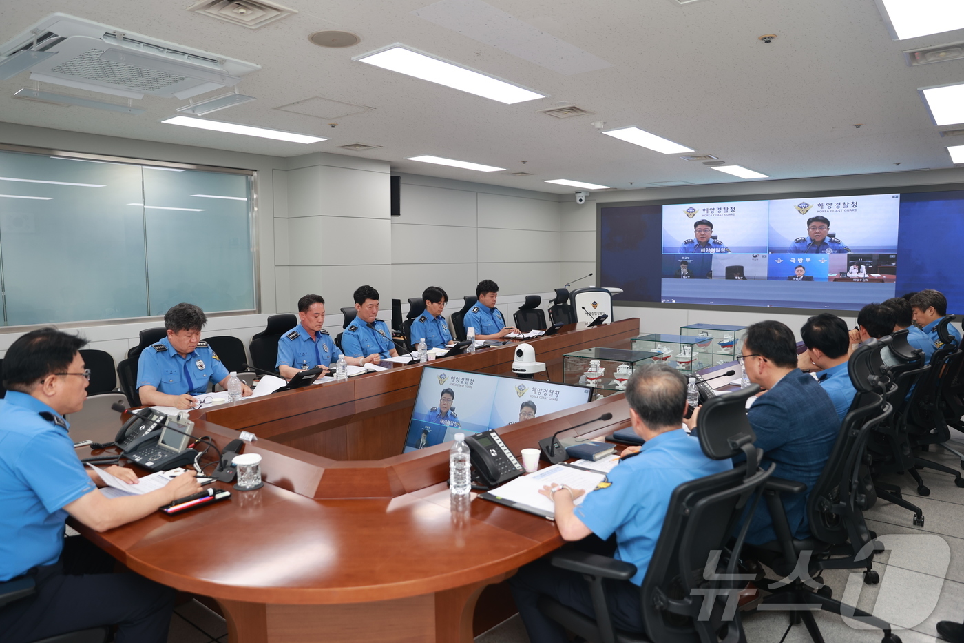 (인천=뉴스1) 이시명 기자 = 장인식 해양경찰청장 직무대행이 6일 오후 본청 상황회의실에서 서해 북방한계선(NLL )해역 내 불법 외국어선에 대한 관계부처 합동 화상회의를 개최해 …