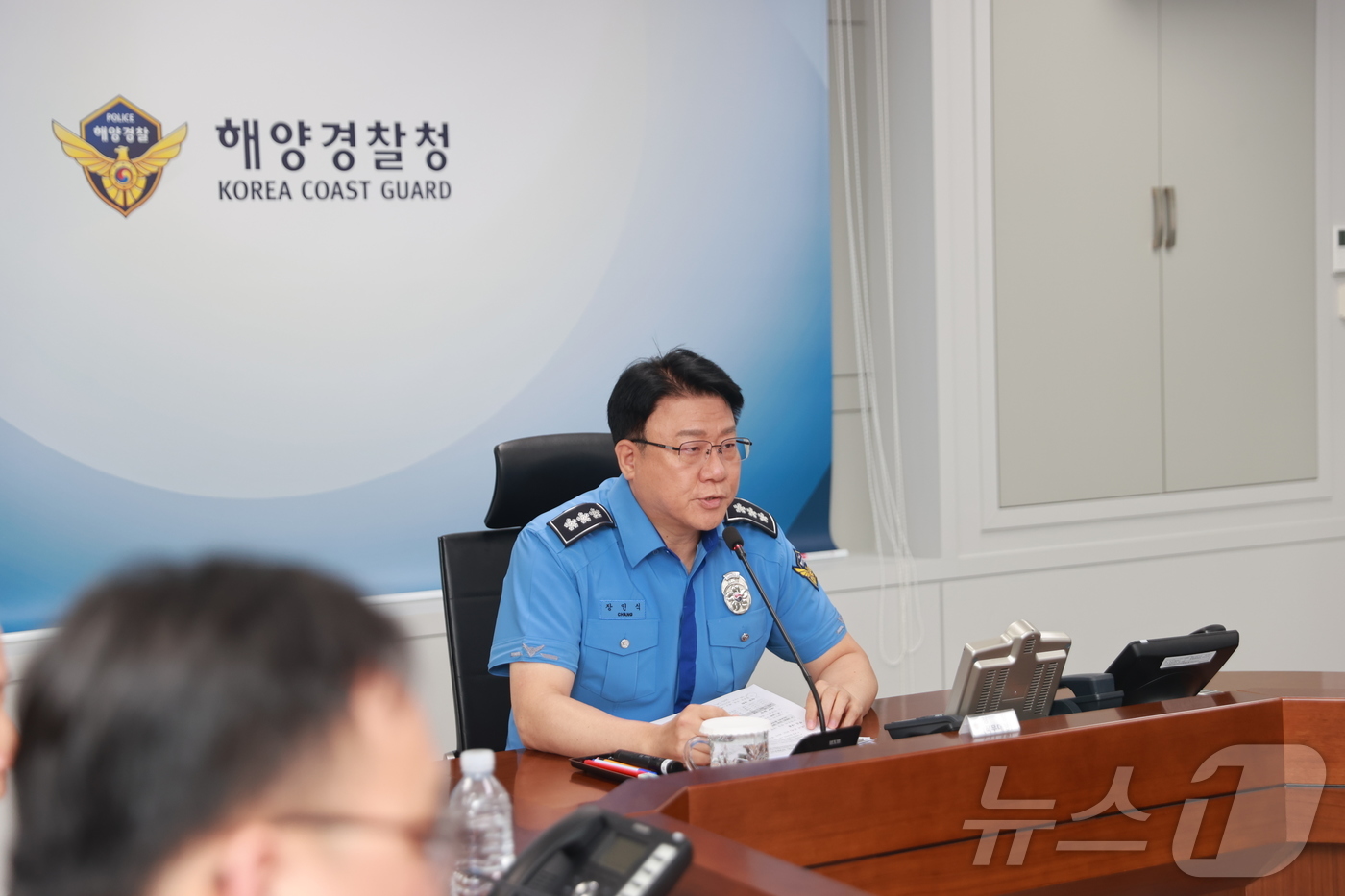 (인천=뉴스1) 이시명 기자 = 장인식 해양경찰청장 직무대행이 6일 오후 본청 상황회의실에서 서해 북방한계선(NLL )해역 내 불법 외국어선에 대한 관계부처 합동 화상회의를 개최해 …