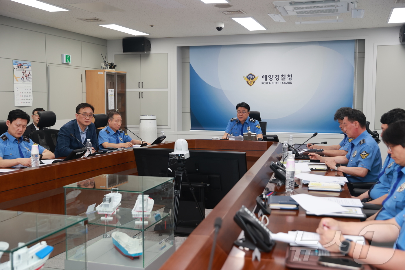 (인천=뉴스1) 이시명 기자 = 장인식 해양경찰청장 직무대행이 6일 오후 본청 상황회의실에서 서해 북방한계선(NLL )해역 내 불법 외국어선에 대한 관계부처 합동 화상회의를 개최해 …