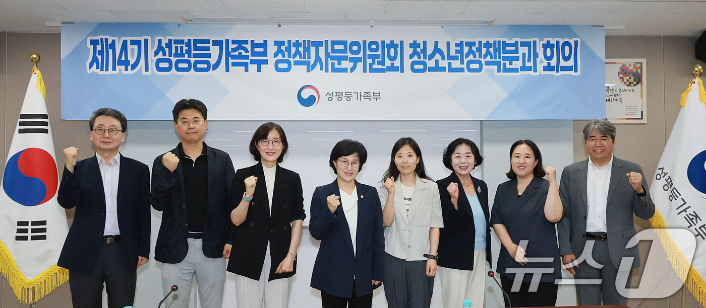 (서울=뉴스1) = 원민경 성평등가족부 장관(왼쪽 네 번째)이 6일 서울 종로구 정부서울청사에서 열린 '정책자문위원회 청소년정책 분과 회의'에서 참석자들과 파이팅을 외치고 있다. …