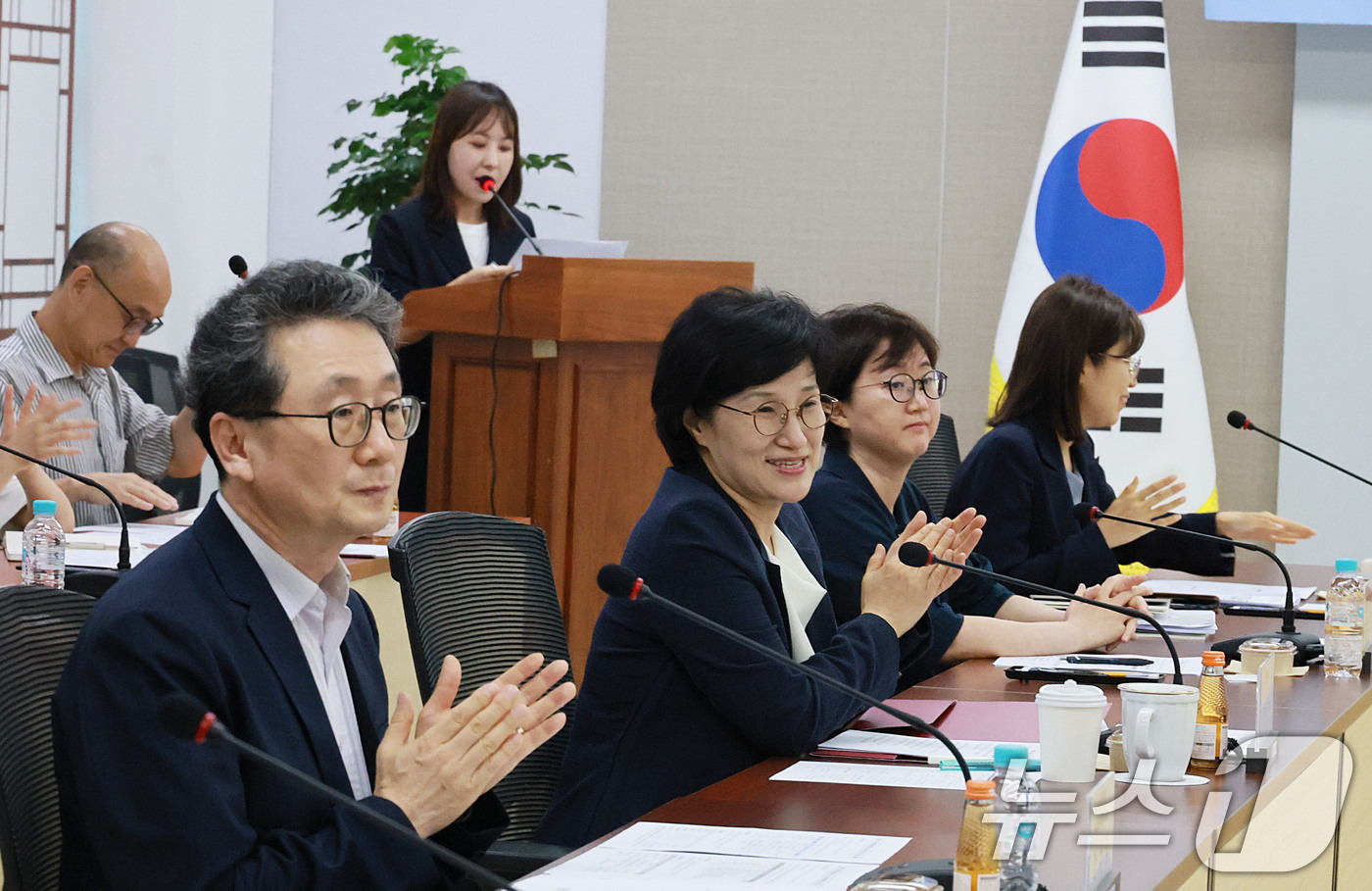 (서울=뉴스1) = 원민경 성평등가족부 장관이 6일 서울 종로구 정부서울청사에서 열린 '정책자문위원회 청소년정책 분과 회의'에서 위기청소년 보호를 위한 정책 개선방안에 대해 논의하 …