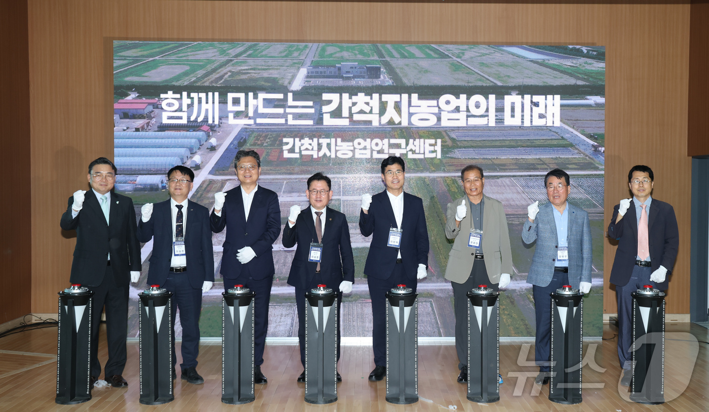 (서울=뉴스1) = 이승돈 농촌진흥청장이 6일 전북 김제시 새만금 농생명용지에 조성된 농촌진흥청 국립식량과학원 간척지농업연구센터 개소식에 참석해 기념 촬영을 하고 있다. (농촌진흥 …