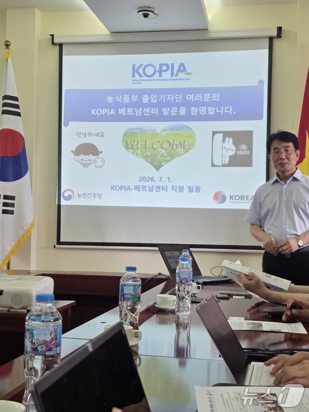본문 이미지 - 조명래 KOPIA 베트남센터장(오른쪽)이 공동취재단에게 현지에서의 사업 현황과 성과를 설명하고 있다. (농림축산식품부 공동취재단 제공)