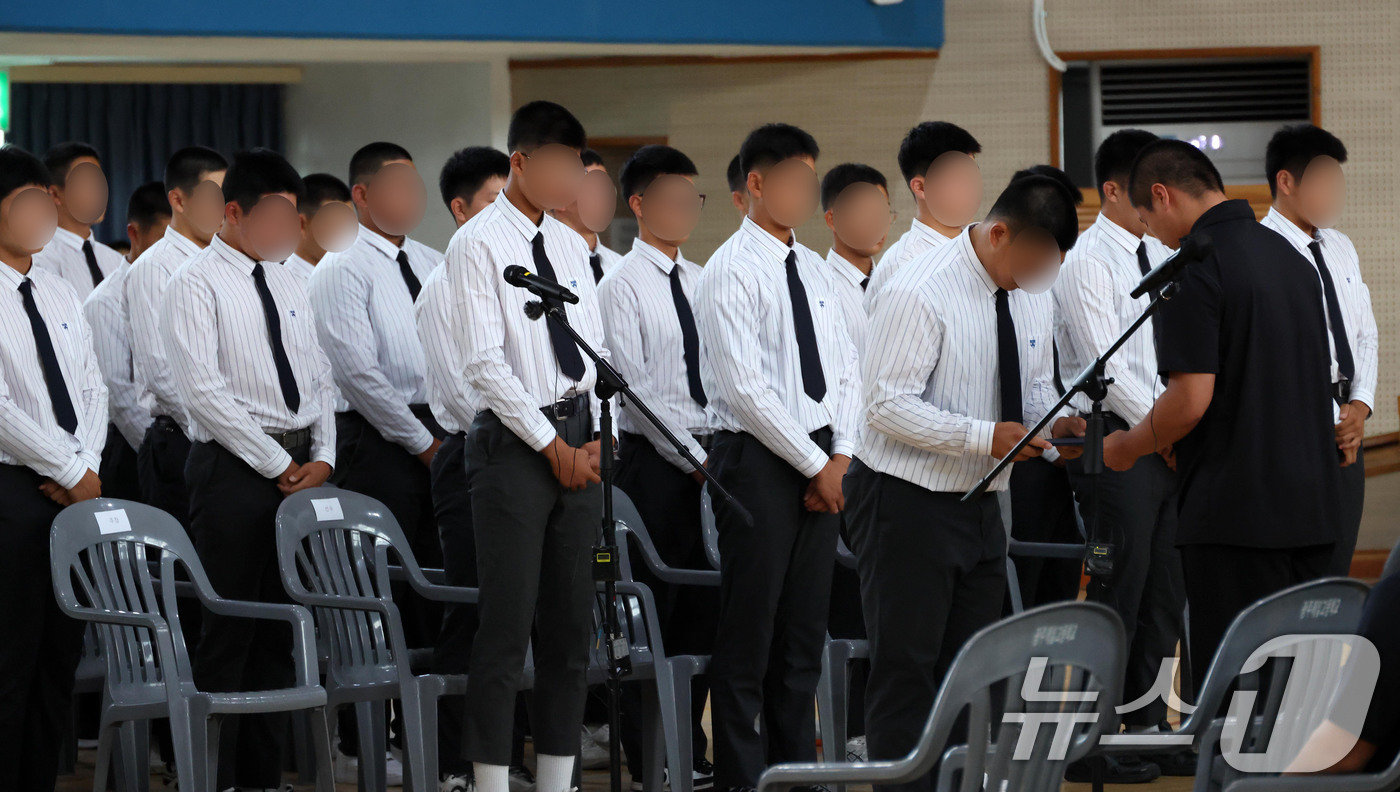 (전남광주=뉴스1) 김태성 기자 = 지역 비하 성격을 가진 응원 구호를 외쳐 논란을 일으킨 서울 배재고등학교 야구부 대표 선수가 6일 전남광주특별시 광주제일고등학교를 찾아 광주일고 …