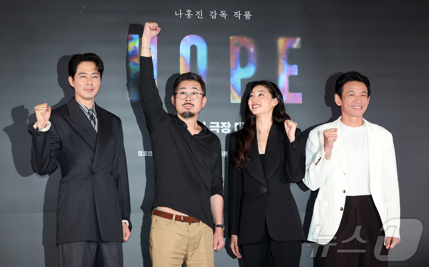 (서울=뉴스1) 김진환 기자 = 배우 조인성(왼쪽부터), 나홍진 감독, 배우 정호연, 황정민이 6일 오후 서울 강남구 메가박스 코엑스에서 열린 영화 '호프'(HOPE) 언론시사회에 …