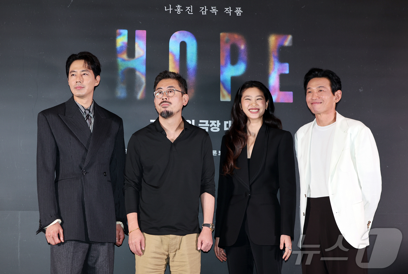 (서울=뉴스1) 김진환 기자 = 배우 조인성(왼쪽부터), 나홍진 감독, 배우 정호연, 황정민이 6일 오후 서울 강남구 메가박스 코엑스에서 열린 영화 '호프'(HOPE) 언론시사회에 …