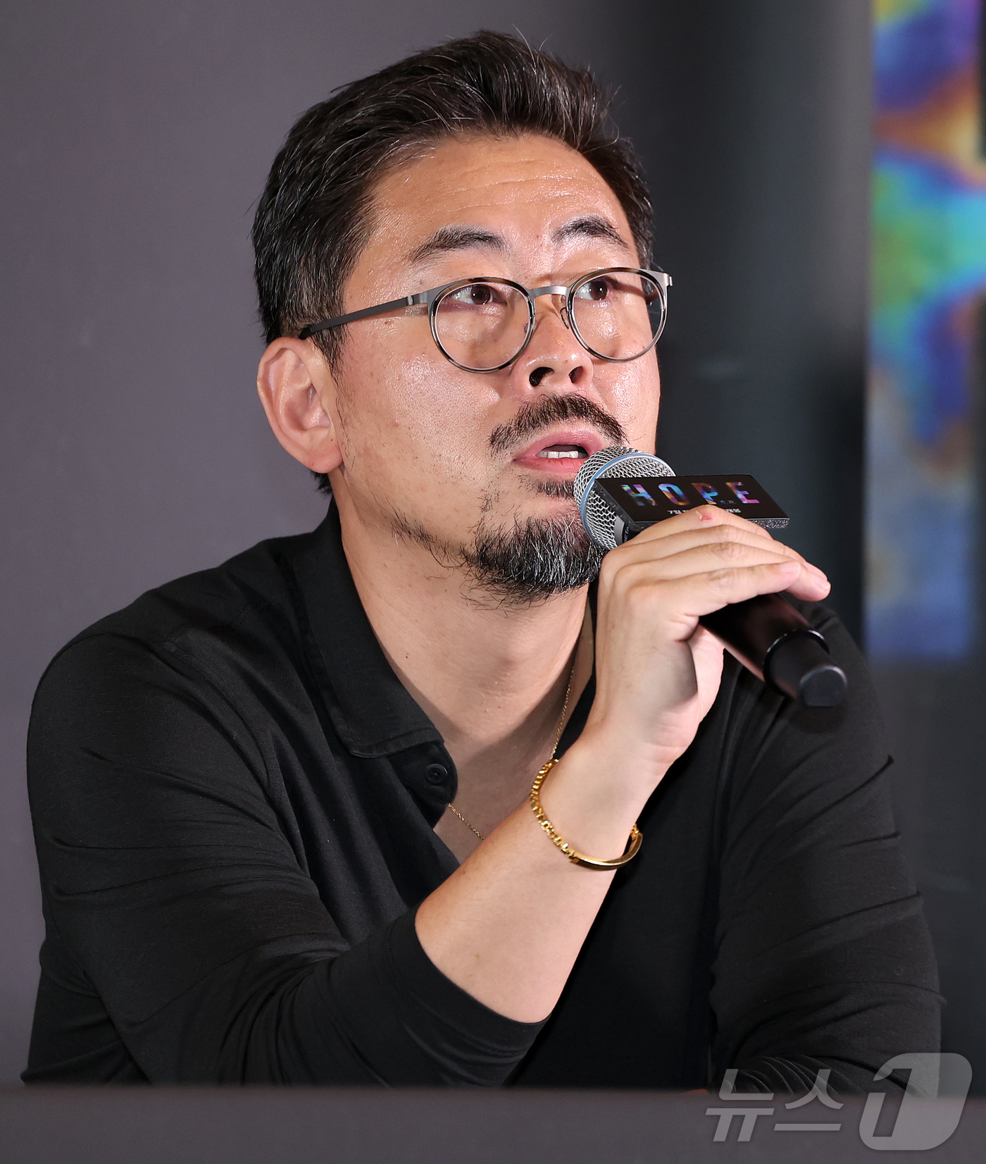 (서울=뉴스1) 김진환 기자 = 나홍진 감독이 6일 오후 서울 강남구 메가박스 코엑스에서 열린 영화 '호프'(HOPE) 언론시사회에 참석해 취재진 질문에 답변하고 있다.'호프'는 …