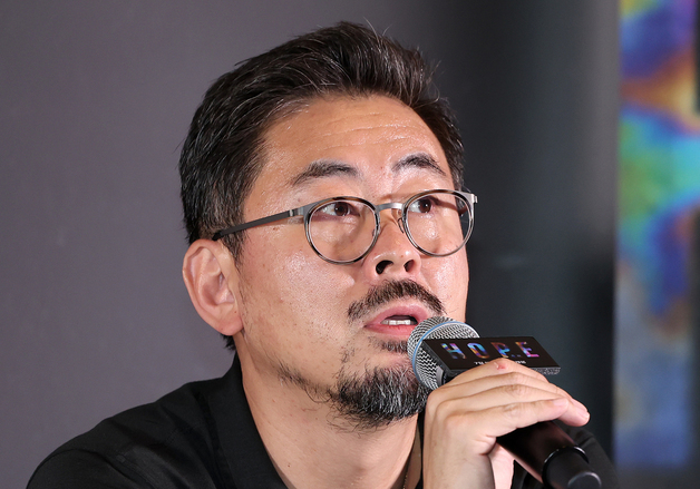 취재진 질문에 답변하는 나홍진 감독