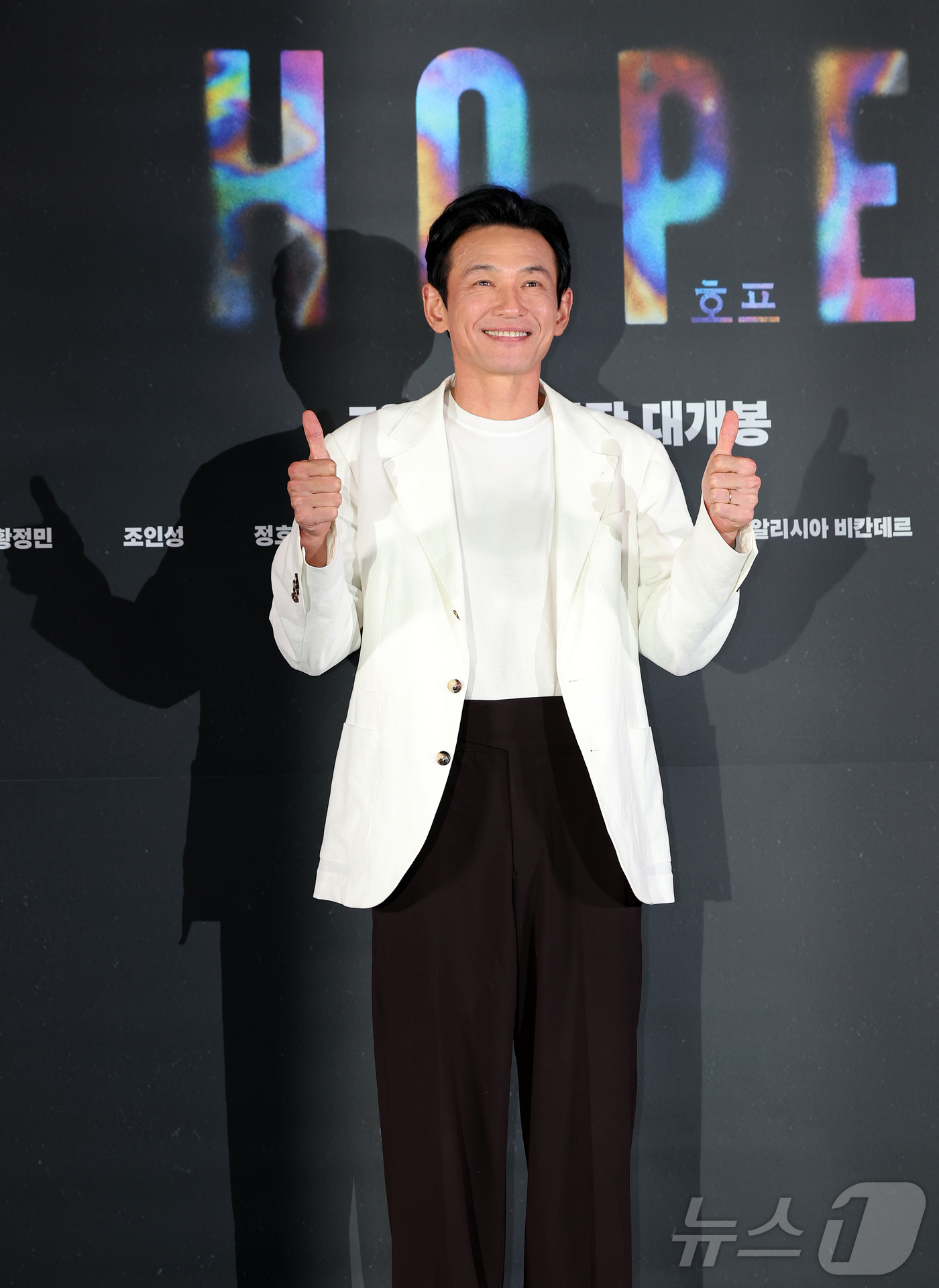 (서울=뉴스1) 김진환 기자 = 배우 황정민이 6일 오후 서울 강남구 메가박스 코엑스에서 열린 영화 '호프'(HOPE) 언론시사회에 참석해 포즈를 취하고 있다.'호프'는 비무장지대 …
