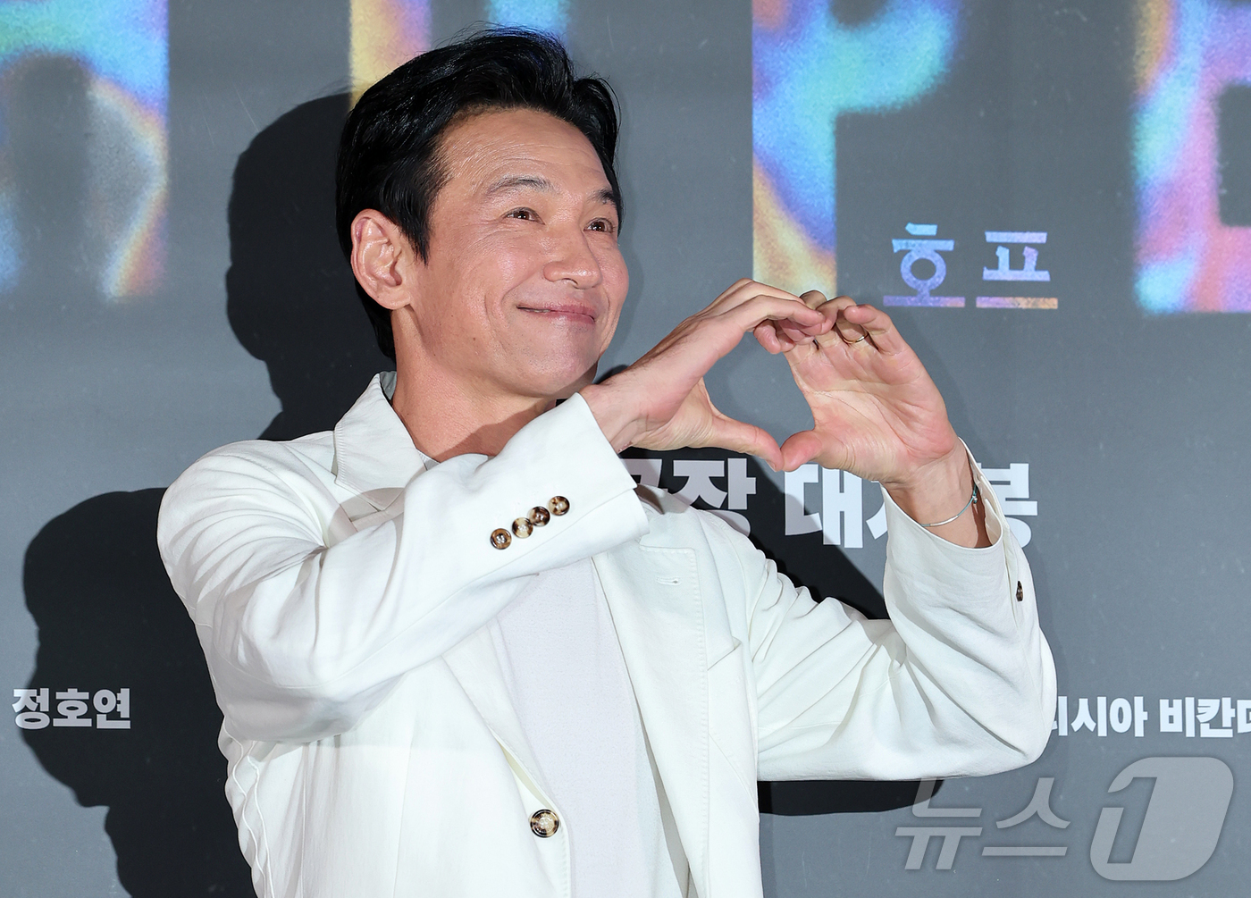 (서울=뉴스1) 김진환 기자 = 배우 황정민이 6일 오후 서울 강남구 메가박스 코엑스에서 열린 영화 '호프'(HOPE) 언론시사회에 참석해 포즈를 취하고 있다.'호프'는 비무장지대 …