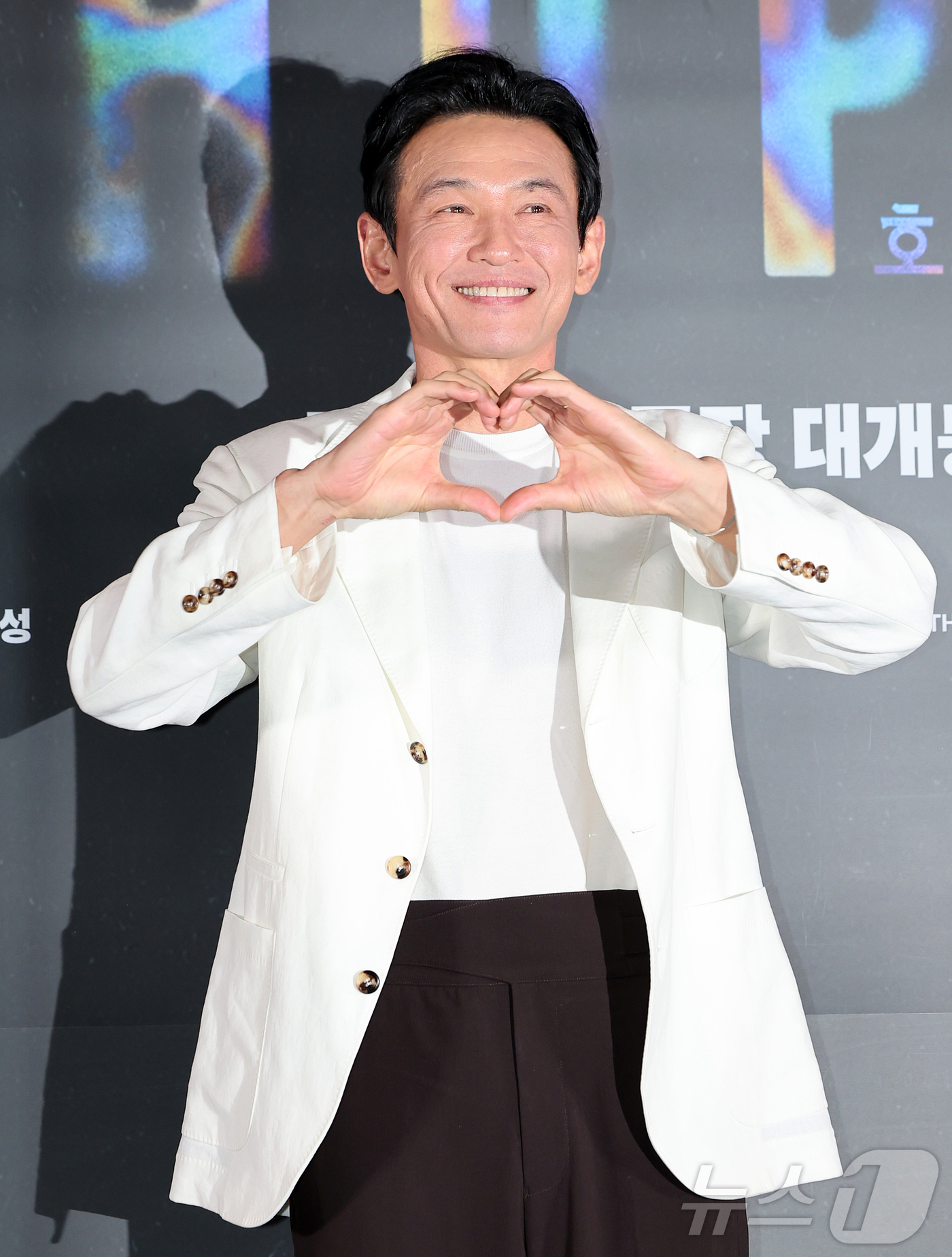(서울=뉴스1) 김진환 기자 = 배우 황정민이 6일 오후 서울 강남구 메가박스 코엑스에서 열린 영화 '호프'(HOPE) 언론시사회에 참석해 포즈를 취하고 있다.'호프'는 비무장지대 …