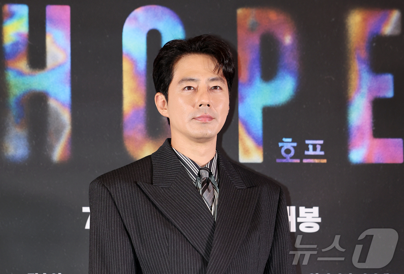 (서울=뉴스1) 김진환 기자 = 배우 조인성이 6일 오후 서울 강남구 메가박스 코엑스에서 열린 영화 '호프'(HOPE) 언론시사회에 참석해 포즈를 취하고 있다.'호프'는 비무장지대 …