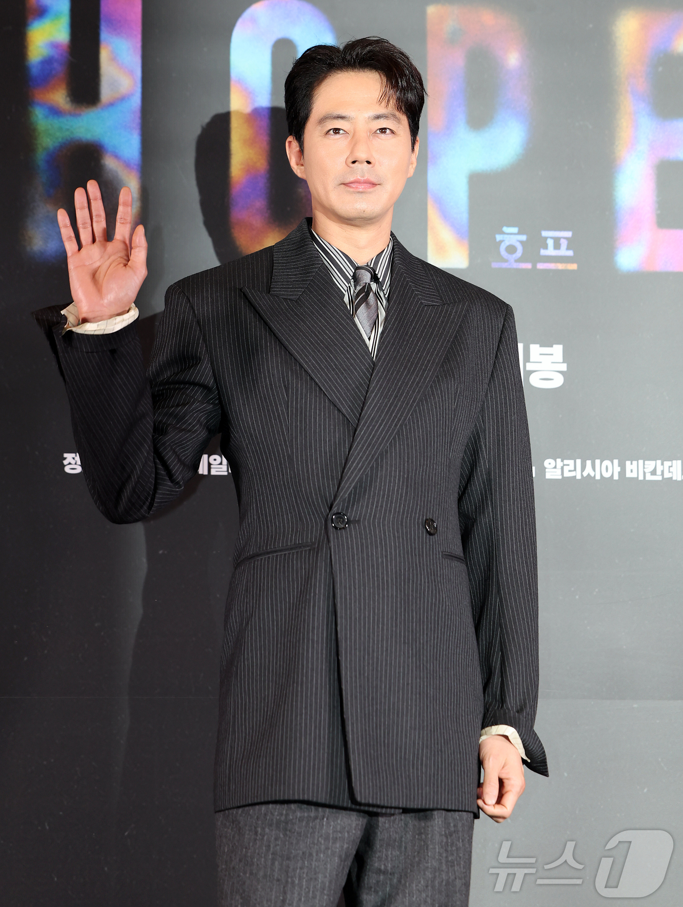 (서울=뉴스1) 김진환 기자 = 배우 조인성이 6일 오후 서울 강남구 메가박스 코엑스에서 열린 영화 '호프'(HOPE) 언론시사회에 참석해 포즈를 취하고 있다.'호프'는 비무장지대 …