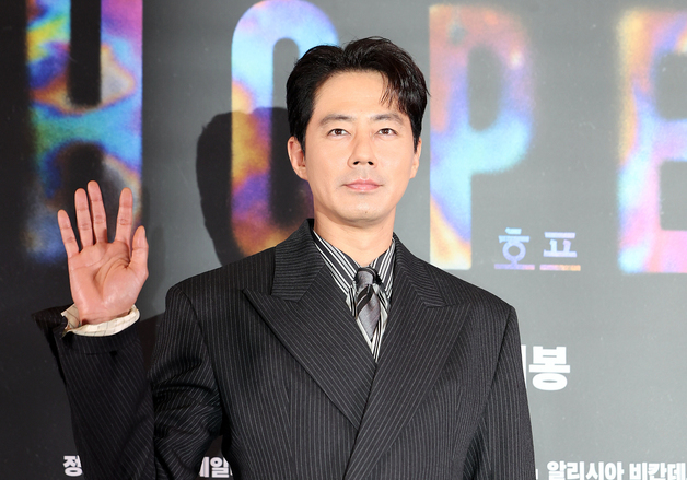 조인성, 손만 들었을 뿐인데