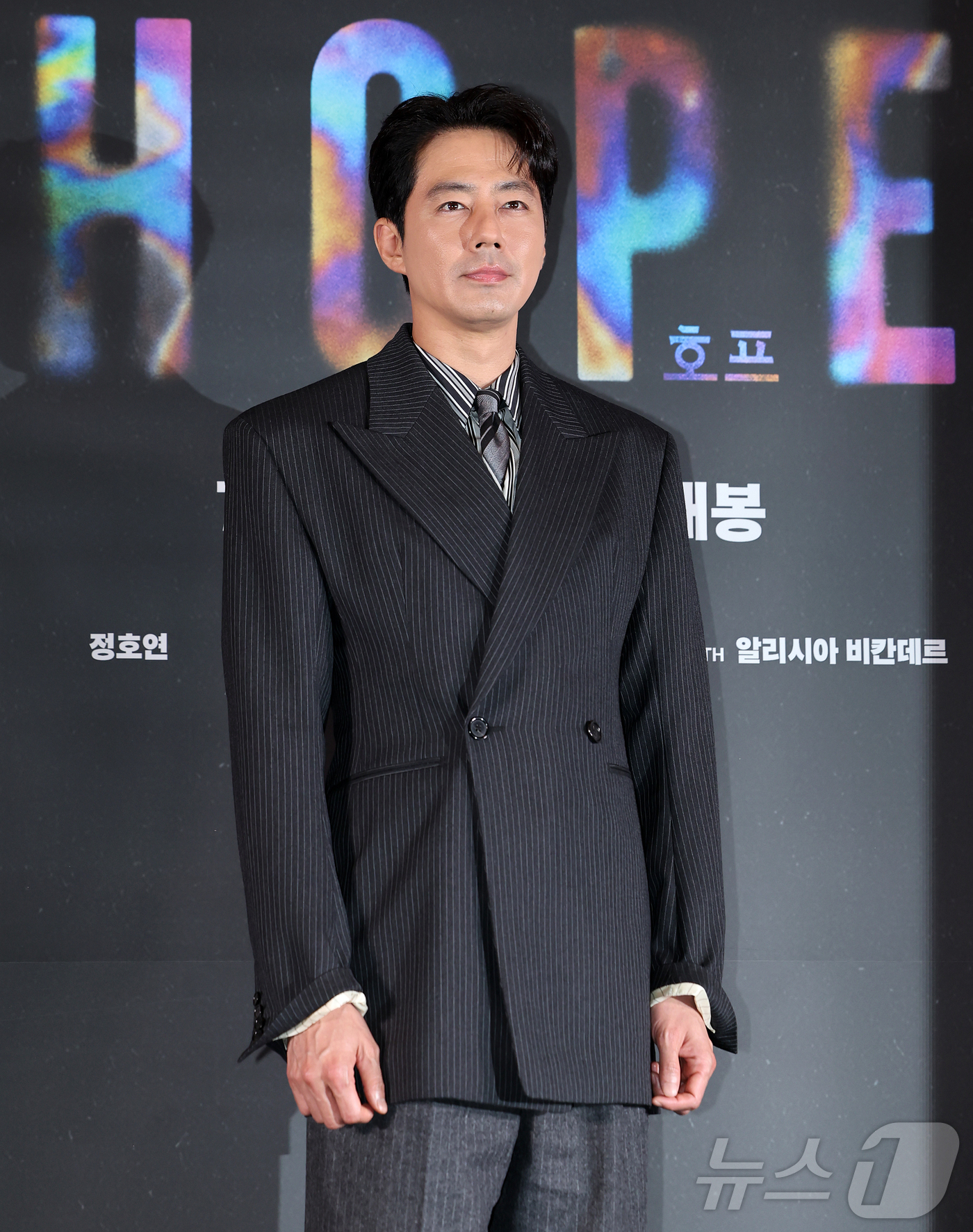 (서울=뉴스1) 김진환 기자 = 배우 조인성이 6일 오후 서울 강남구 메가박스 코엑스에서 열린 영화 '호프'(HOPE) 언론시사회에 참석해 포즈를 취하고 있다.'호프'는 비무장지대 …