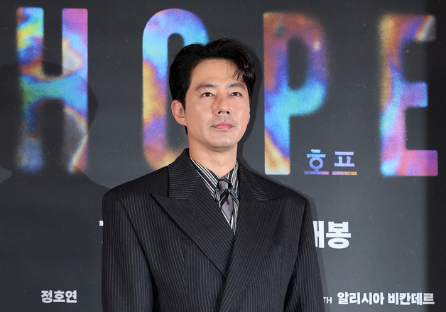 조인성, 서 있기만 해도 멋짐 폭발