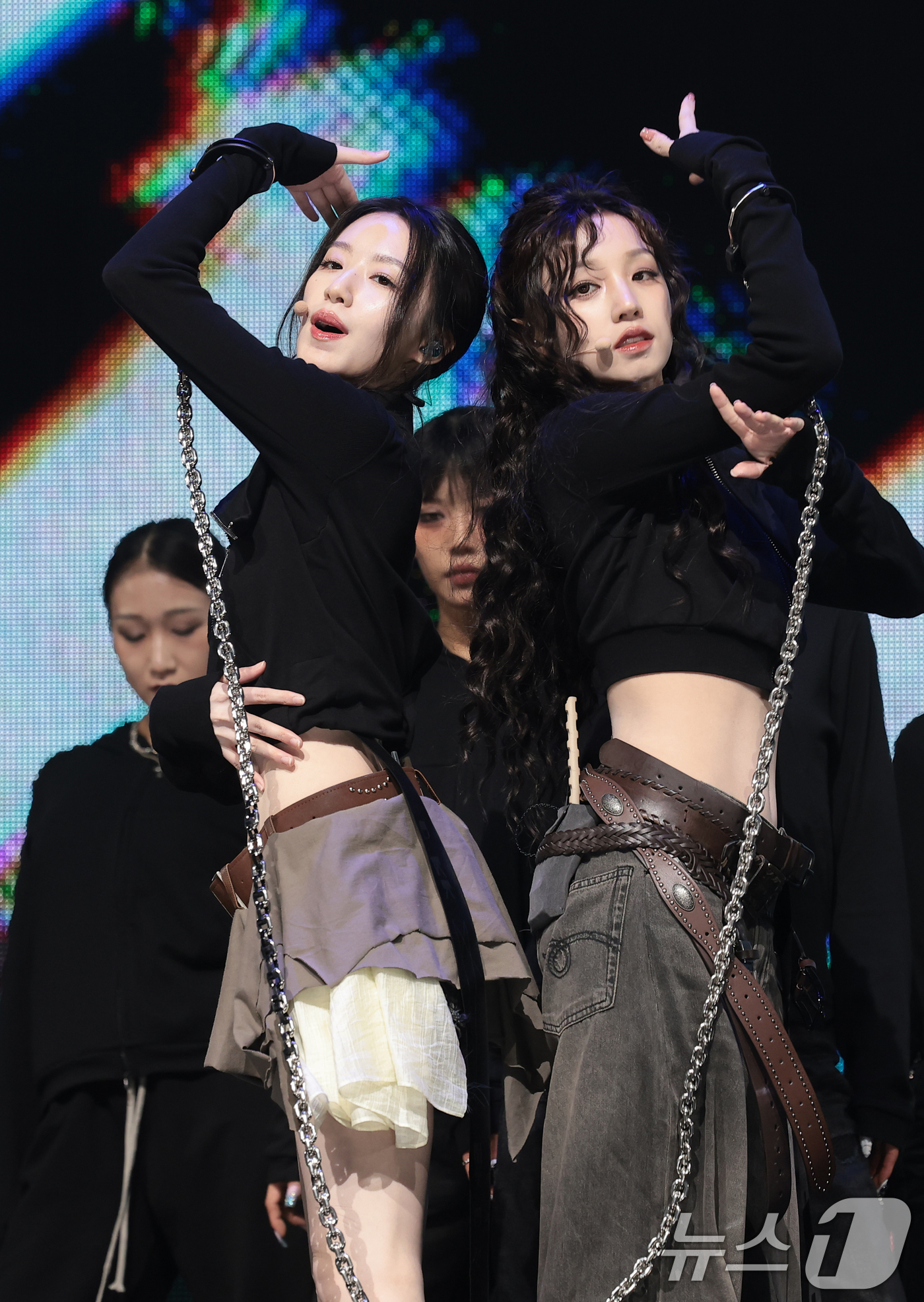 (서울=뉴스1) 권현진 기자 = 그룹 아이들(i-dle)의 슈화와 우기(오른쪽)가 6일 서울 광진구 예스24라이브홀에서 가진 아홉 번째 미니 앨범  '위 메이드'(We made) …
