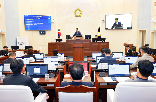 밀양시의회 첫 민주당 의장 탄생…재선 손문규 선출