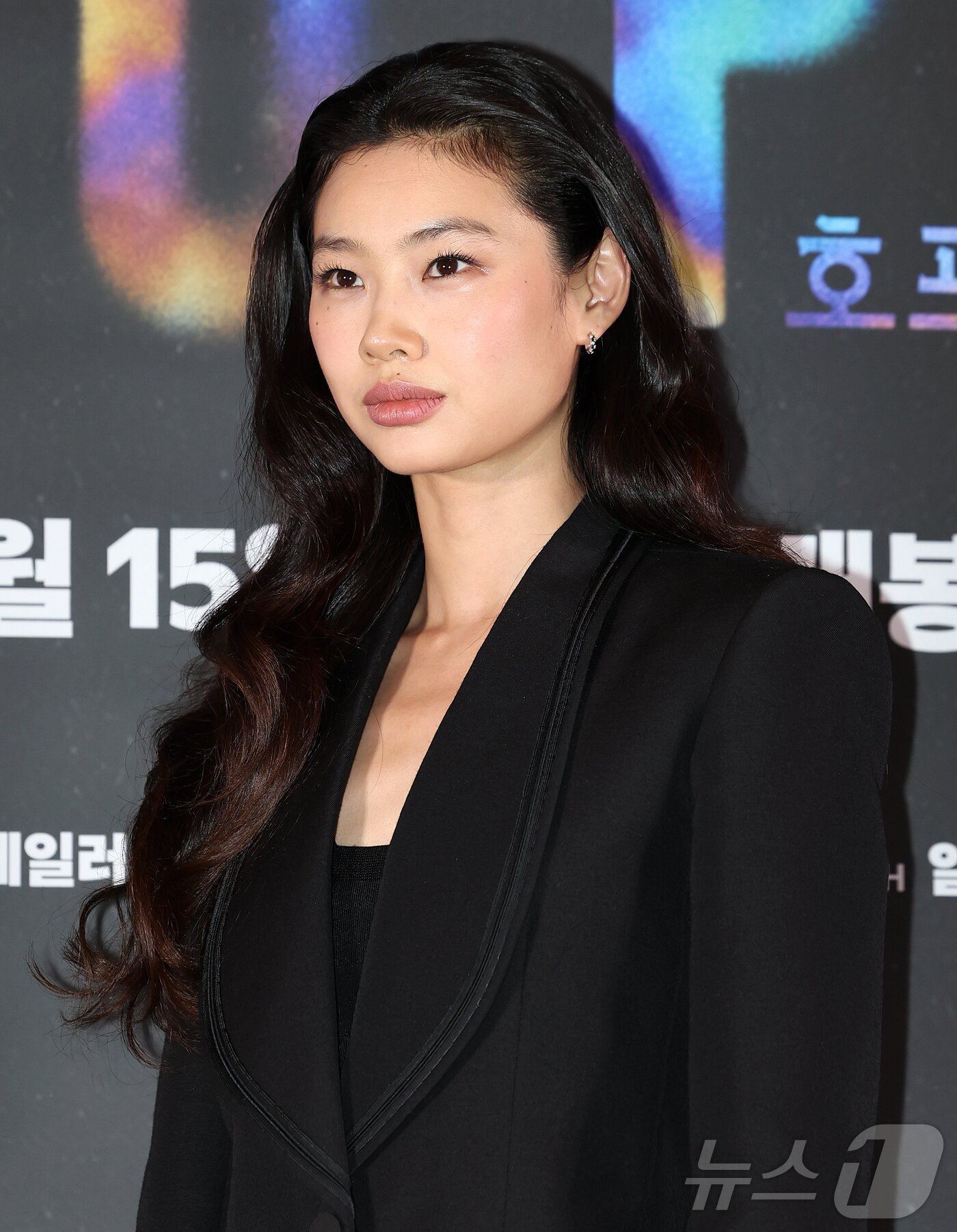 본문 이미지 - 배우 정호연이 6일 오후 서울 강남구 메가박스 코엑스에서 열린 영화 '호프'(HOPE) 언론시사회에 참석해 포즈를 취하고 있다. '호프'는 비무장지대에 위치한 호포항 출장소장 범석(황정민 분)이 동네 청년들로부터 호랑이가 출현했다는 소식을 듣고, 마을 전체가 비상에 걸린 가운데 믿기 어려운 현실과 마주하며 벌어지는 이야기를 그린 작품이다. '추격자', '황해', '곡성'을 연출한 나홍진 감독의 신작으로, 오는 15일 개봉한다. 2026.7.6 ⓒ 뉴스1 김진환 기자