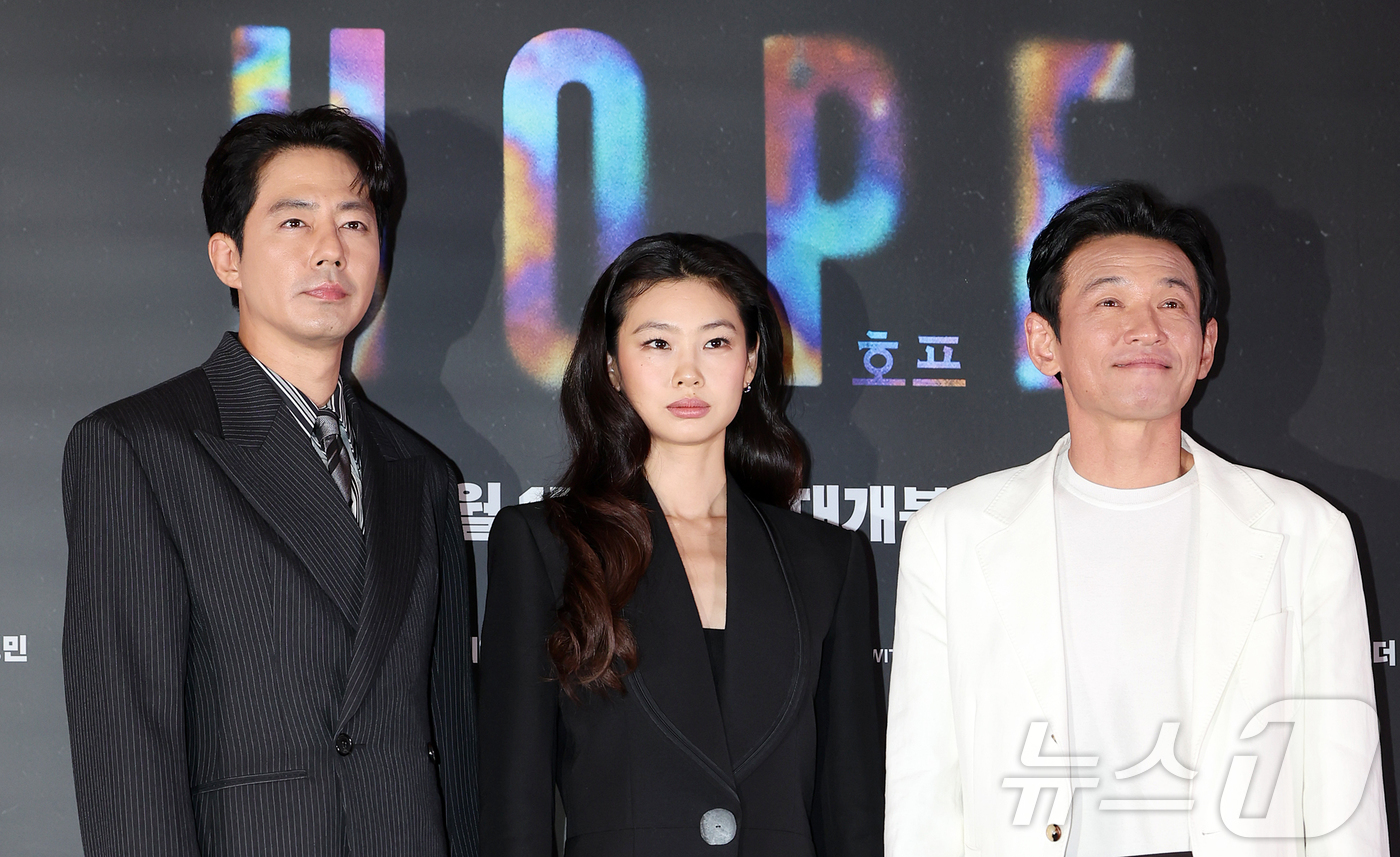 (서울=뉴스1) 김진환 기자 = 배우 조인성(왼쪽부터), 정호연, 황정민이 6일 오후 서울 강남구 메가박스 코엑스에서 열린 영화 '호프'(HOPE) 언론시사회에 참석해 포즈를 취하 …