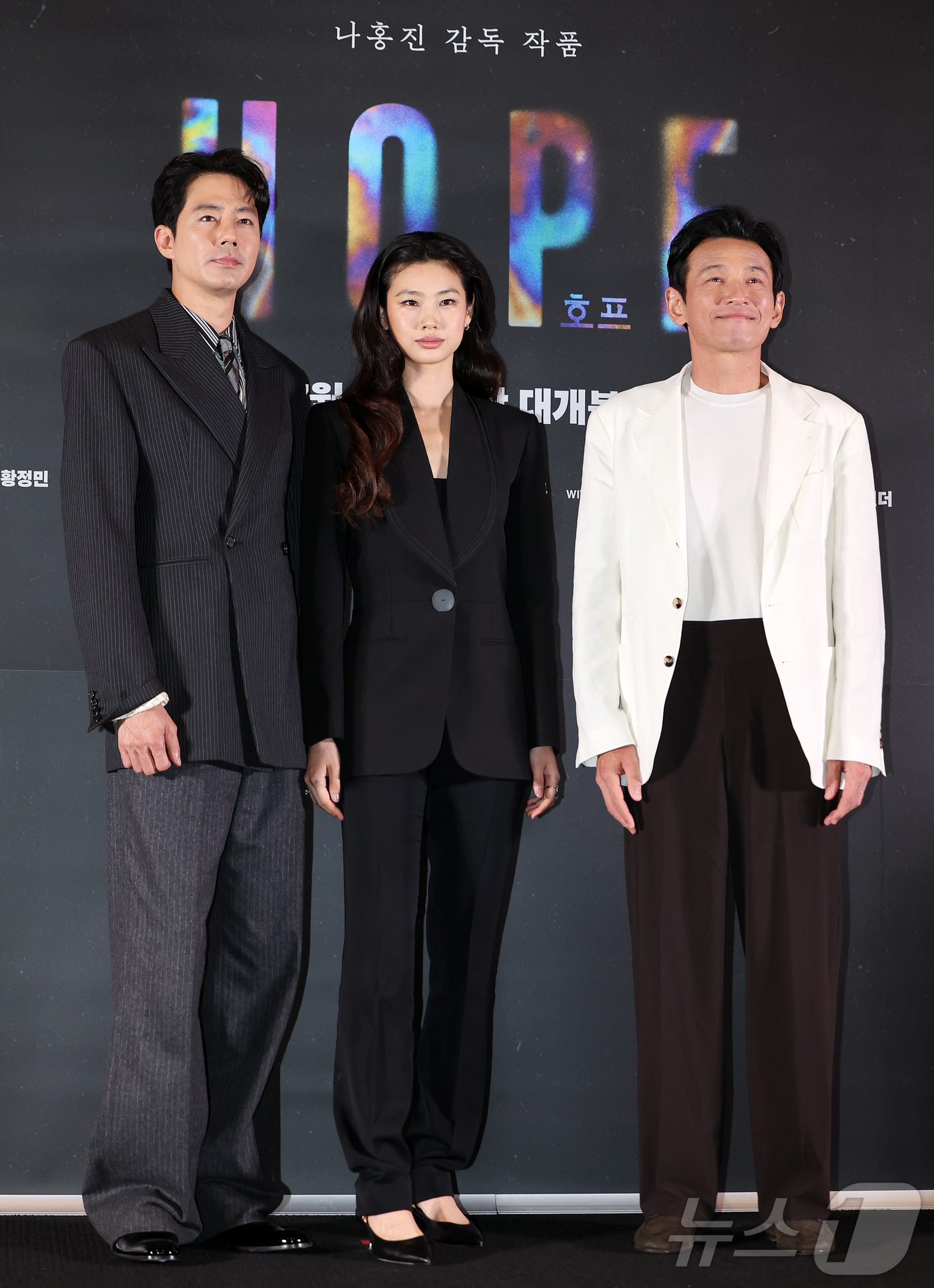 (서울=뉴스1) 김진환 기자 = 배우 조인성(왼쪽부터), 정호연, 황정민이 6일 오후 서울 강남구 메가박스 코엑스에서 열린 영화 '호프'(HOPE) 언론시사회에 참석해 포즈를 취하 …