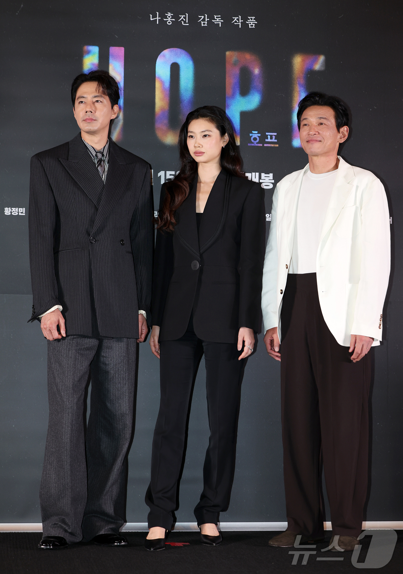 (서울=뉴스1) 김진환 기자 = 배우 조인성(왼쪽부터), 정호연, 황정민이 6일 오후 서울 강남구 메가박스 코엑스에서 열린 영화 '호프'(HOPE) 언론시사회에 참석해 포즈를 취하 …
