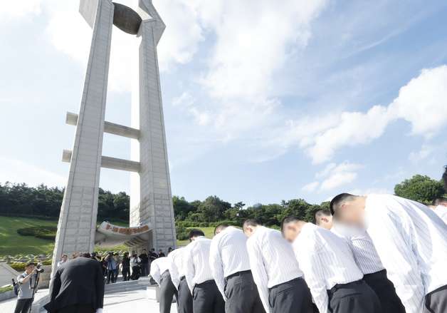 고개 숙인 배재고 학생들…'5·18 조롱 응원'이 남긴 것